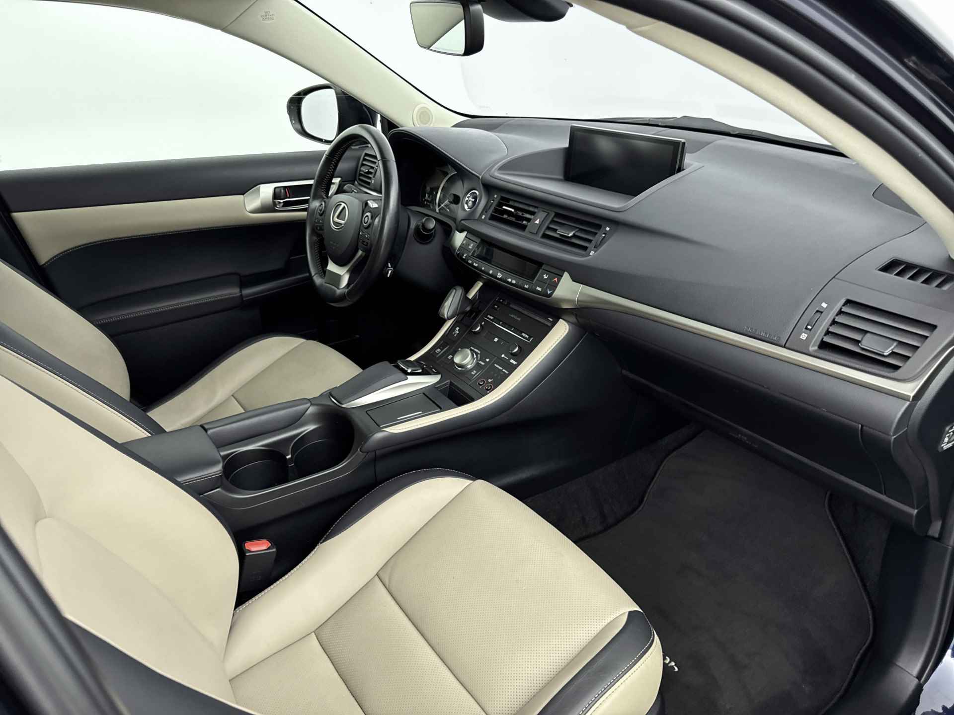 Lexus CT 200h Business Line | Schuifdak | Navigatie | Lederen bekleding | Stoelverwarming | - 32/42