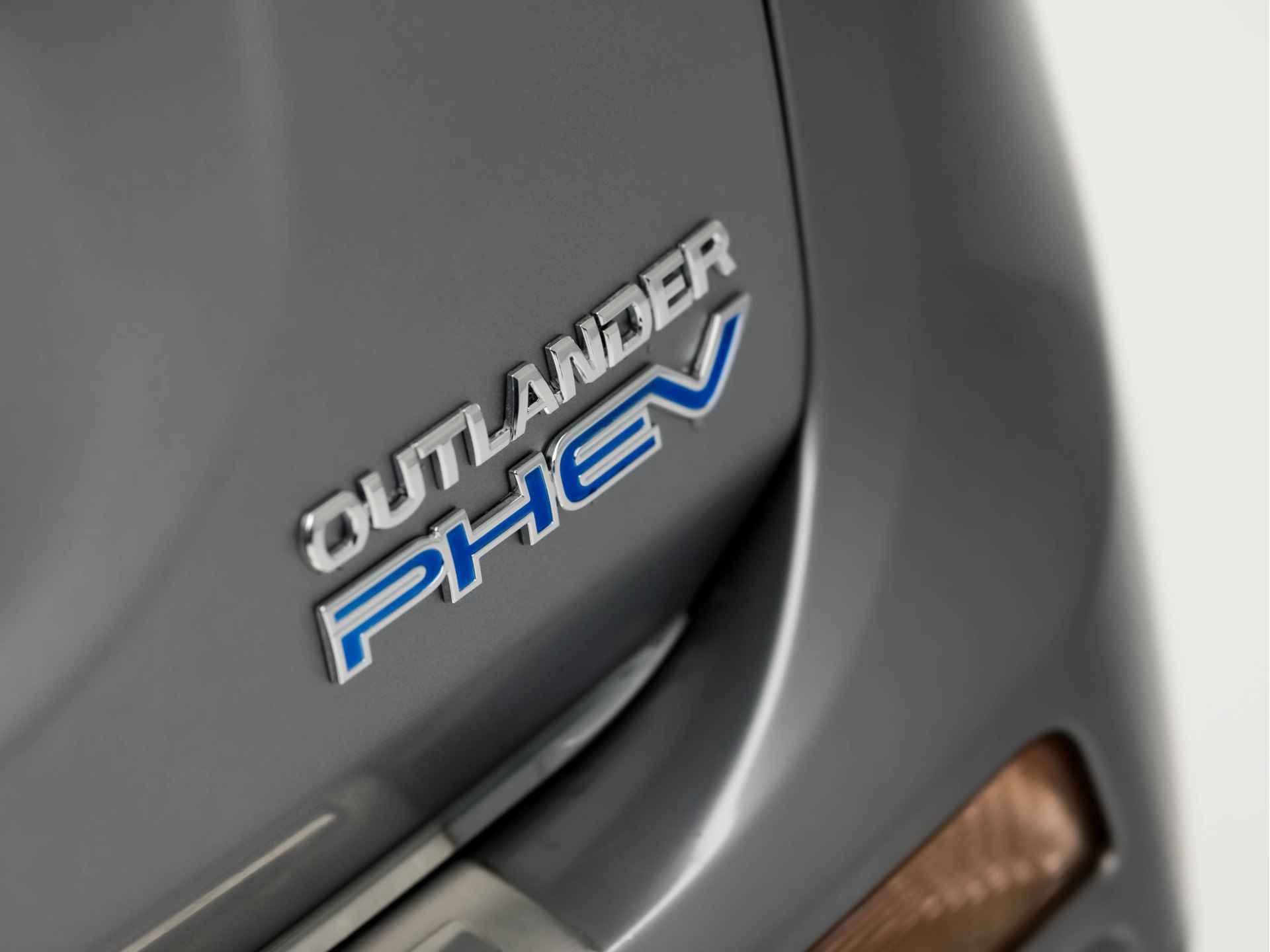 Mitsubishi Outlander 2.0 PHEV Instyle Sport 203Pk Automaat (NAVIGATIE, CAMERA, DVD SCHERMEN ACHTER, STOELVERWARMING, LEDEREN SPORTSTOELEN, ELEK ACHTERKLEP, PARKEERSENSOREN, CLIMATE, KEYLESS, NIEUWSTAAT) - 27/44