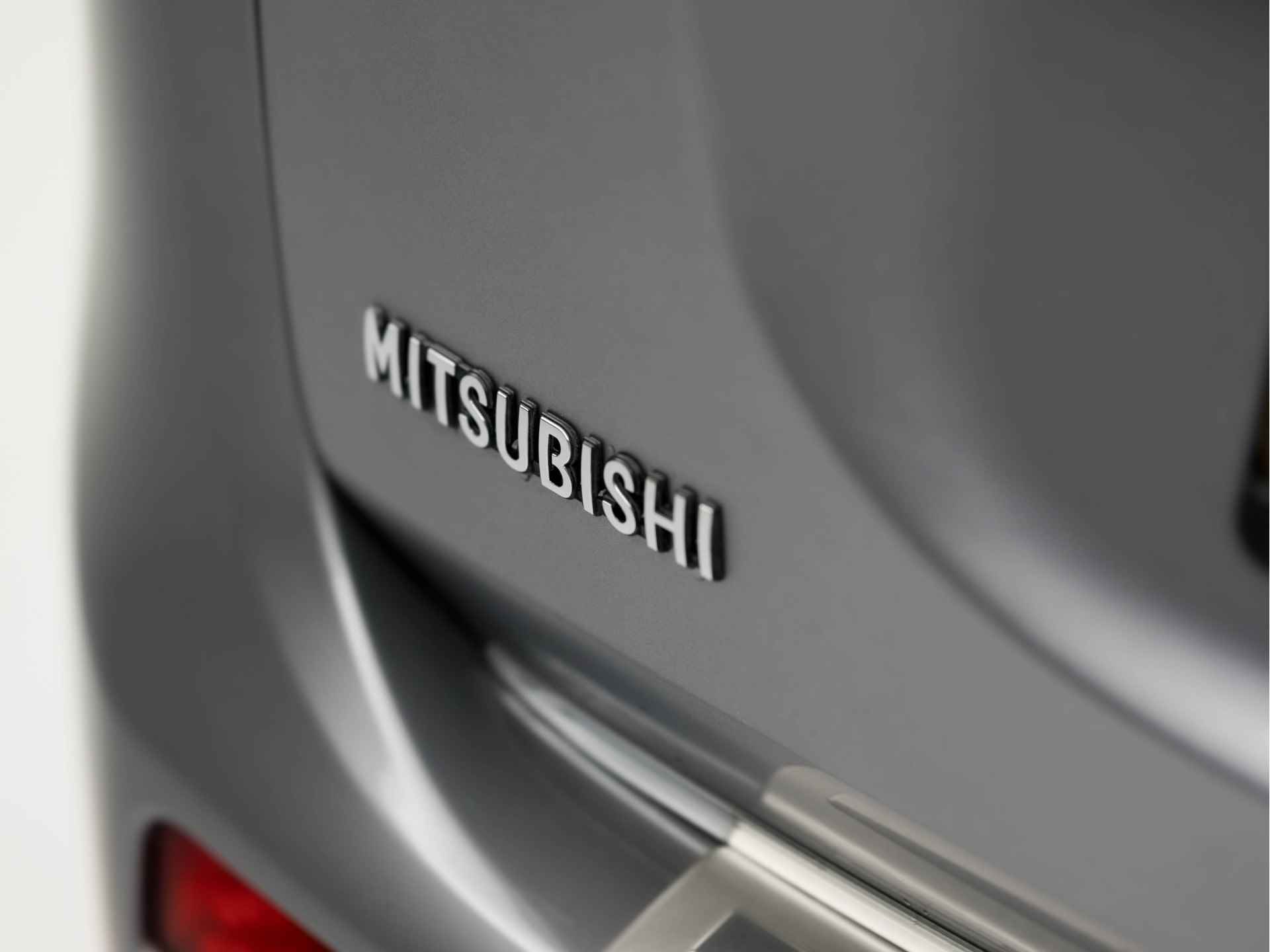 Mitsubishi Outlander 2.0 PHEV Instyle Sport 203Pk Automaat (NAVIGATIE, CAMERA, DVD SCHERMEN ACHTER, STOELVERWARMING, LEDEREN SPORTSTOELEN, ELEK ACHTERKLEP, PARKEERSENSOREN, CLIMATE, KEYLESS, NIEUWSTAAT) - 28/44