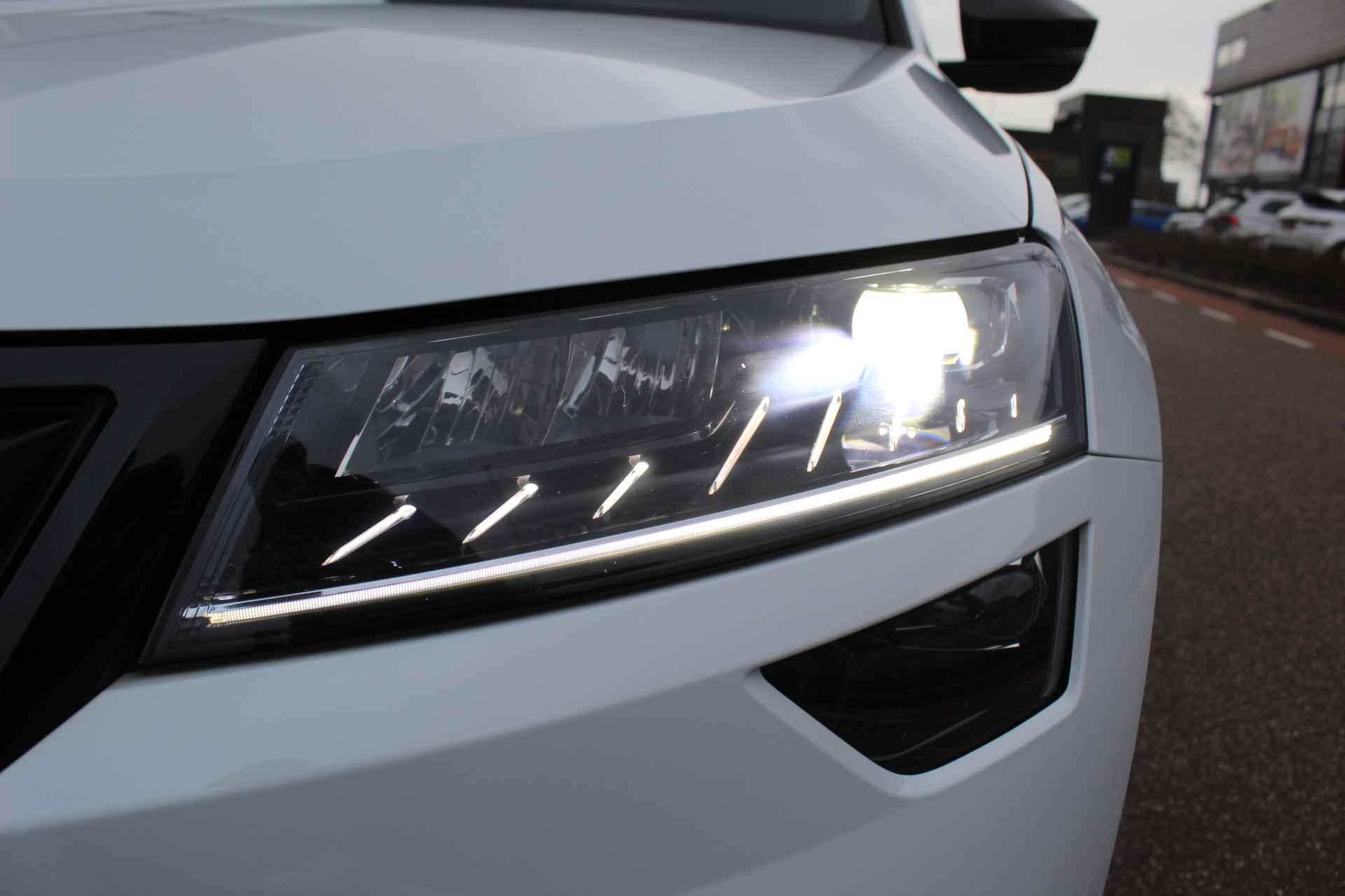 Škoda Karoq 1.5 TSI ACT 150pk DSG Sportline / 19"LMV / APP.Connect / CAMERA / PANODAK / Full LED / Stoelverwarming V+A - 9/38