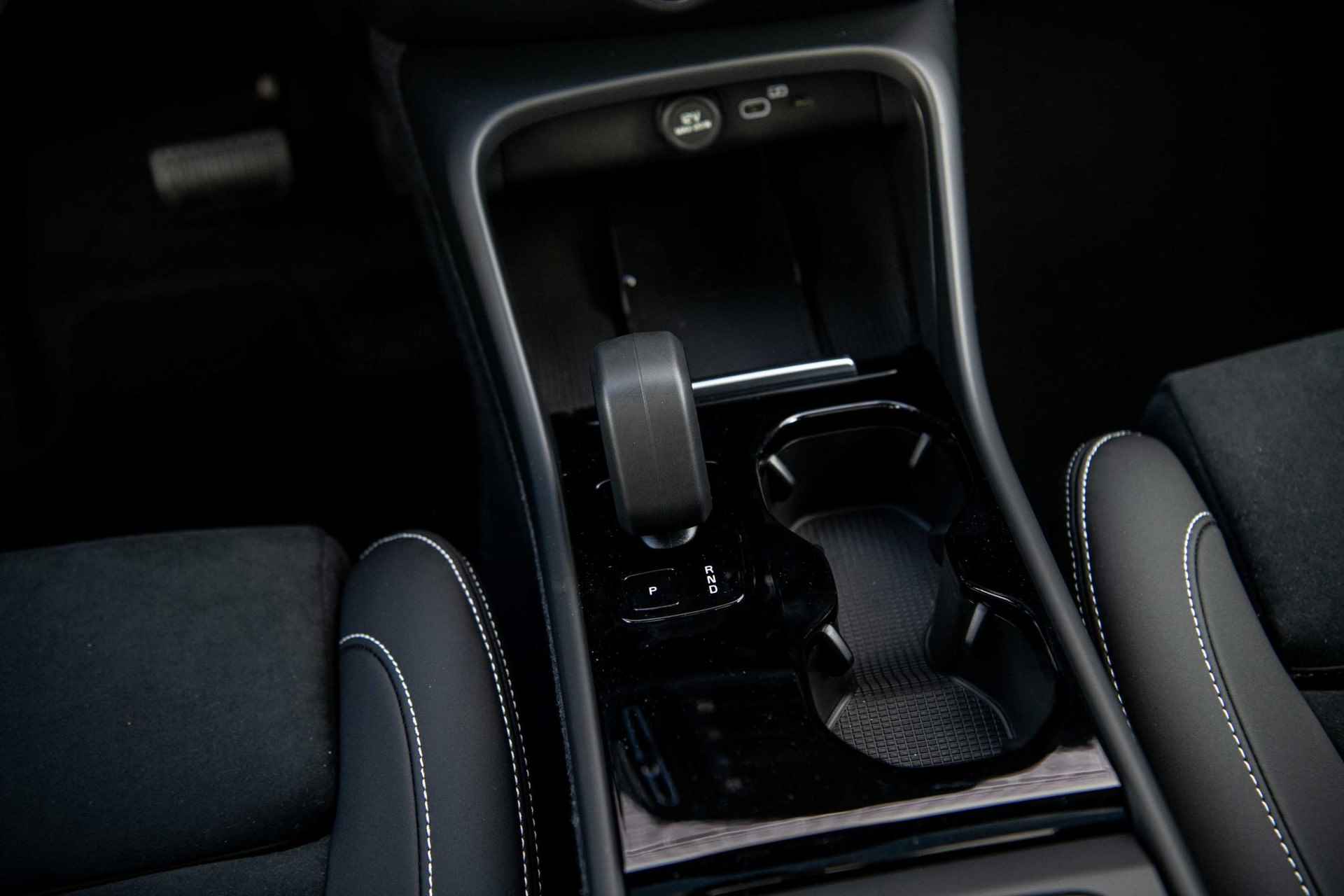 Volvo C40 Single Motor Extended Range Ultimate 82 kWh Fin. € 1.107 p/m | Trekhaak | Donker Glas | 20" | Nubuck Interieur | Warmtepomp | - 14/38