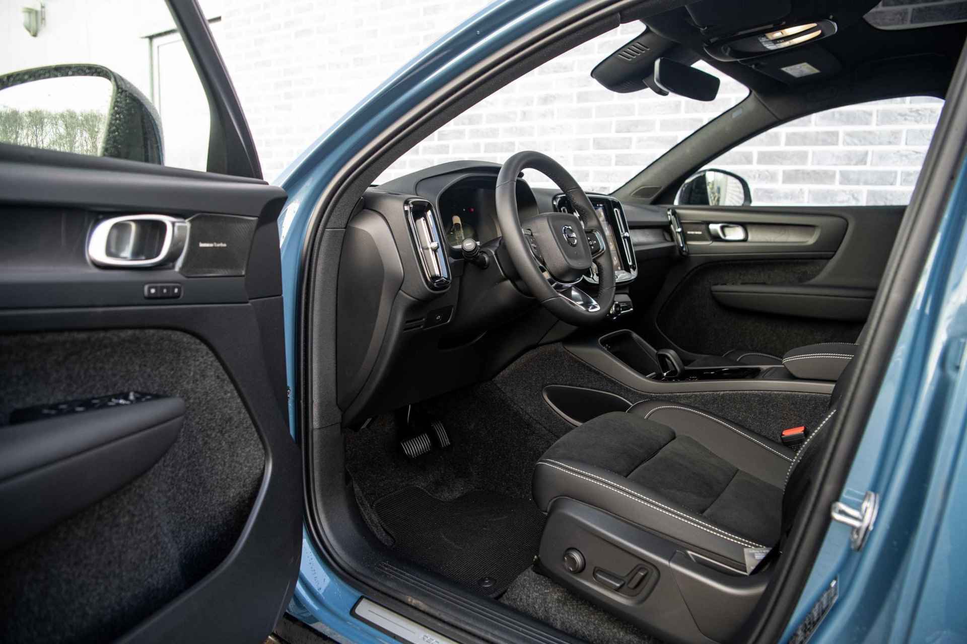 Volvo C40 Single Motor Extended Range Ultimate 82 kWh Fin. € 1.107 p/m | Trekhaak | Donker Glas | 20" | Nubuck Interieur | Warmtepomp | - 18/38