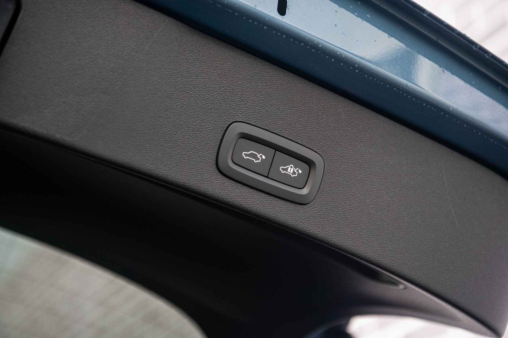 Volvo C40 Single Motor Extended Range Ultimate 82 kWh Fin. € 1.107 p/m | Trekhaak | Donker Glas | 20" | Nubuck Interieur | Warmtepomp | - 36/38