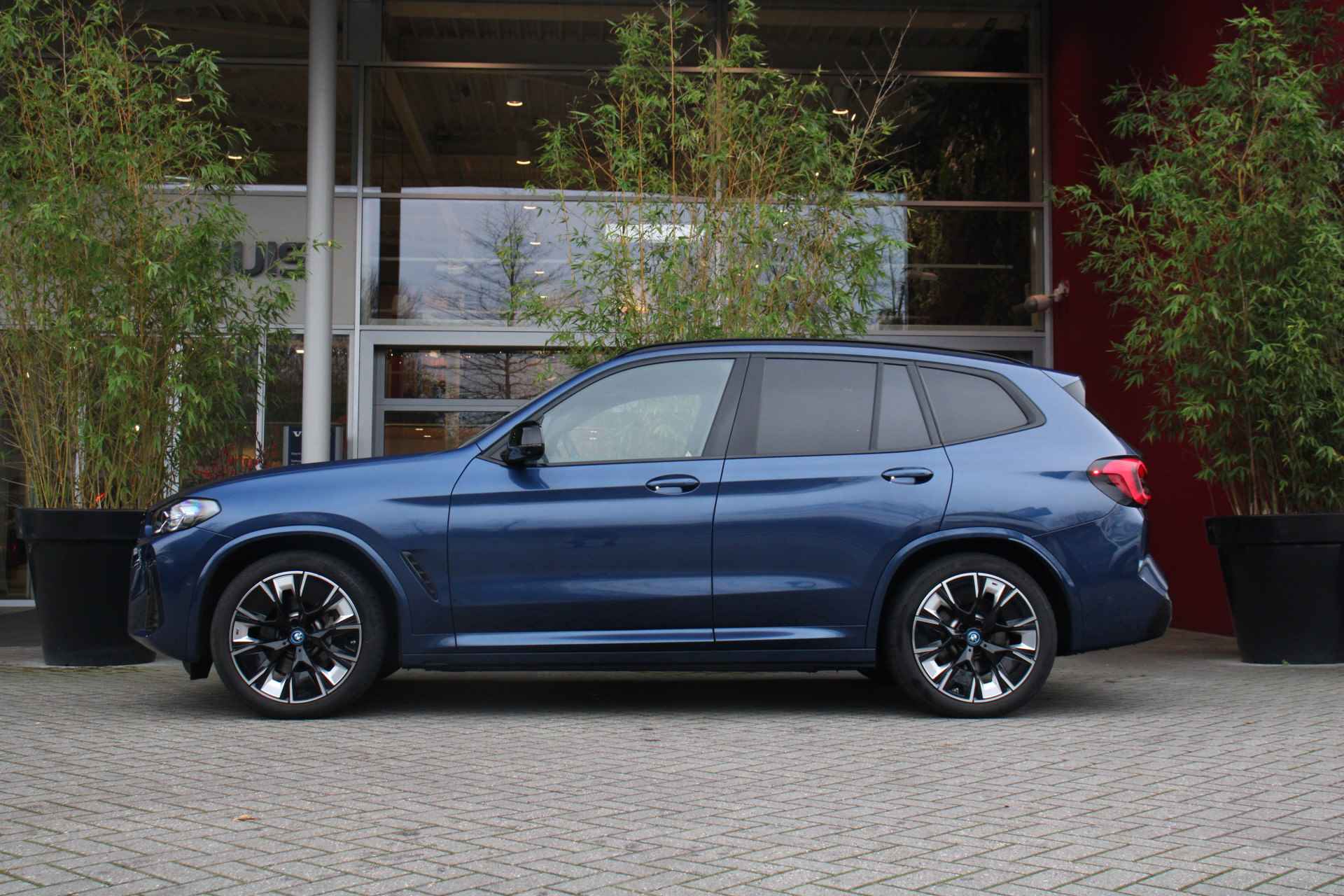 BMW iX3 High Executive M-Sport 80 kWh | Trekhaak | 360 Camera | Schuifdak | Adaptive Cruise | Harman/Kardon | Head-up | 20" Velgen - 4/19