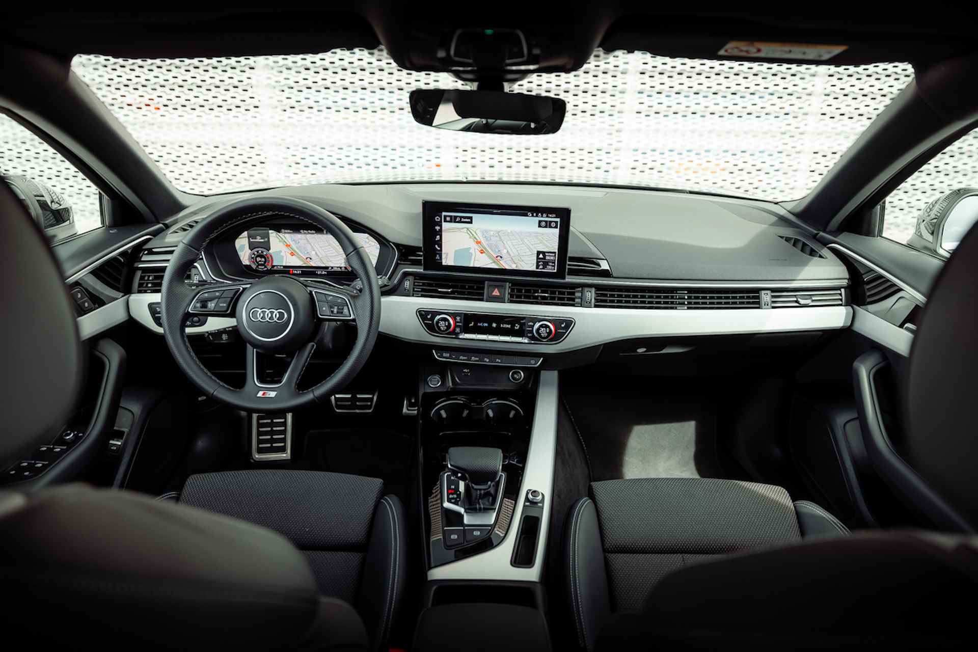 Audi A4 Avant 40 TFSI 204pk s-tronic S edition | Parkeerassistent | Stoelverwarming | LED | Navigatie plus | 18" LM velgen - 16/34