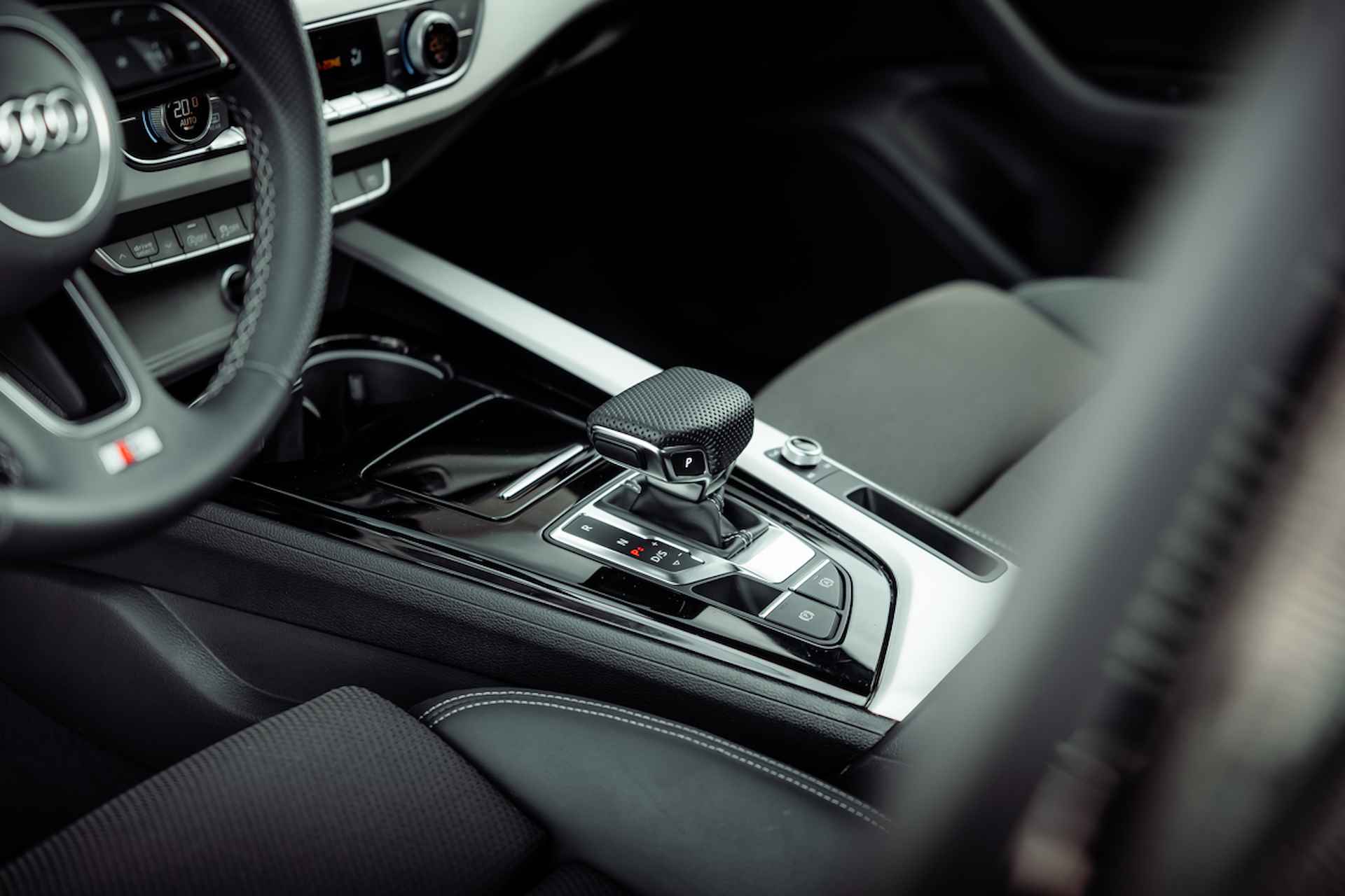 Audi A4 Avant 40 TFSI 204pk s-tronic S edition | Parkeerassistent | Stoelverwarming | LED | Navigatie plus | 18" LM velgen - 20/34
