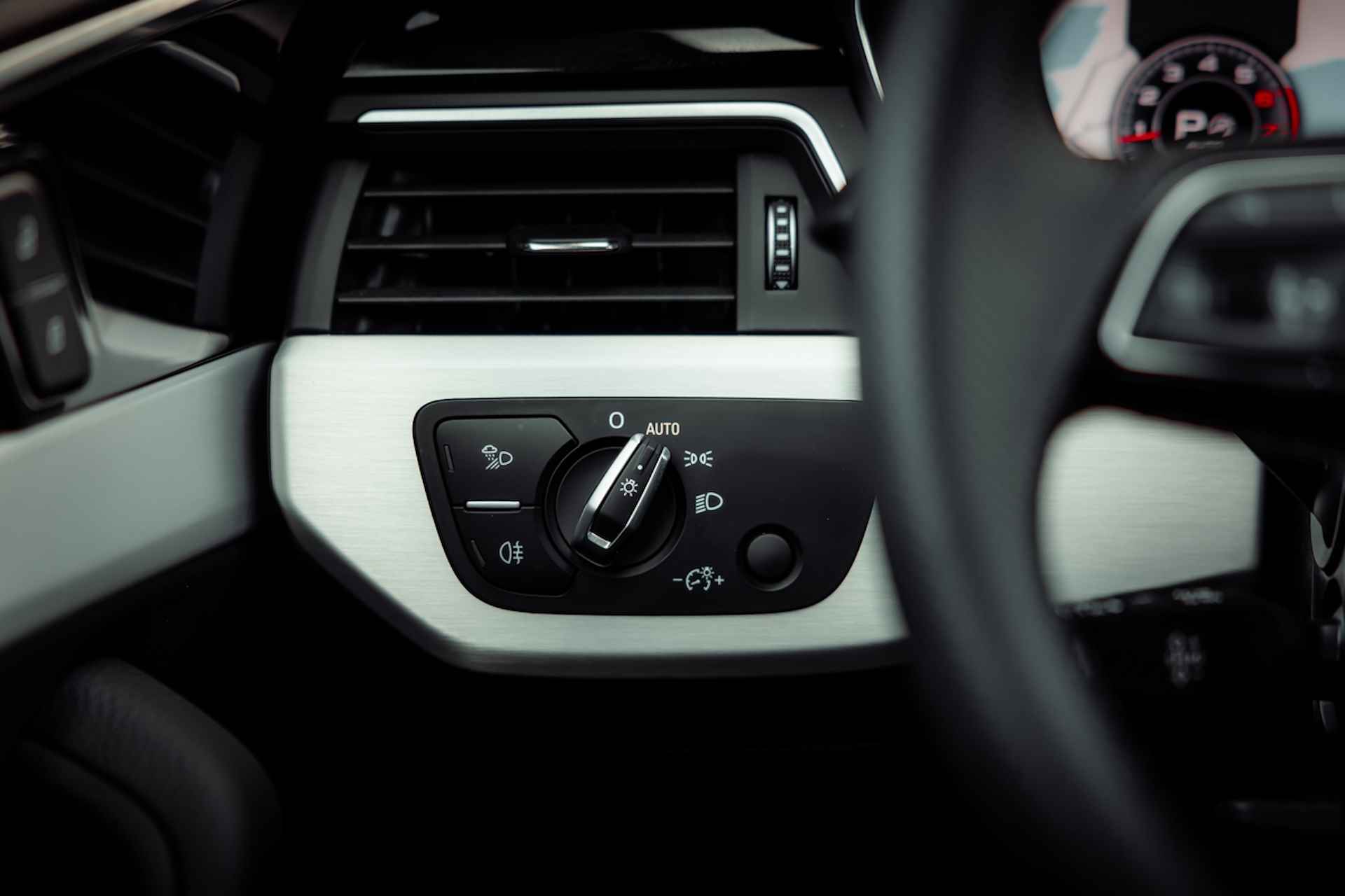 Audi A4 Avant 40 TFSI 204pk s-tronic S edition | Parkeerassistent | Stoelverwarming | LED | Navigatie plus | 18" LM velgen - 27/34