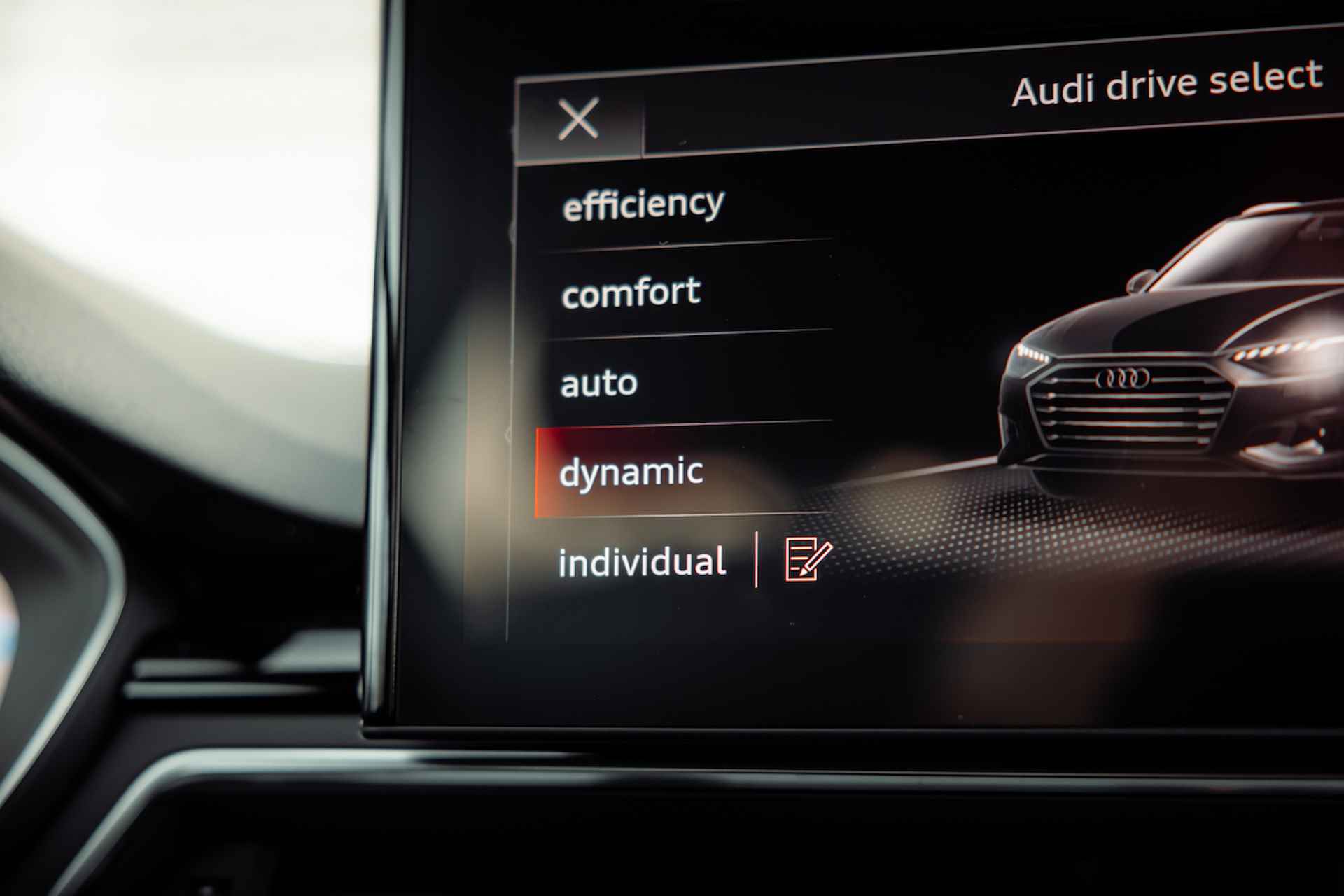 Audi A4 Avant 40 TFSI 204pk s-tronic S edition | Parkeerassistent | Stoelverwarming | LED | Navigatie plus | 18" LM velgen - 31/34