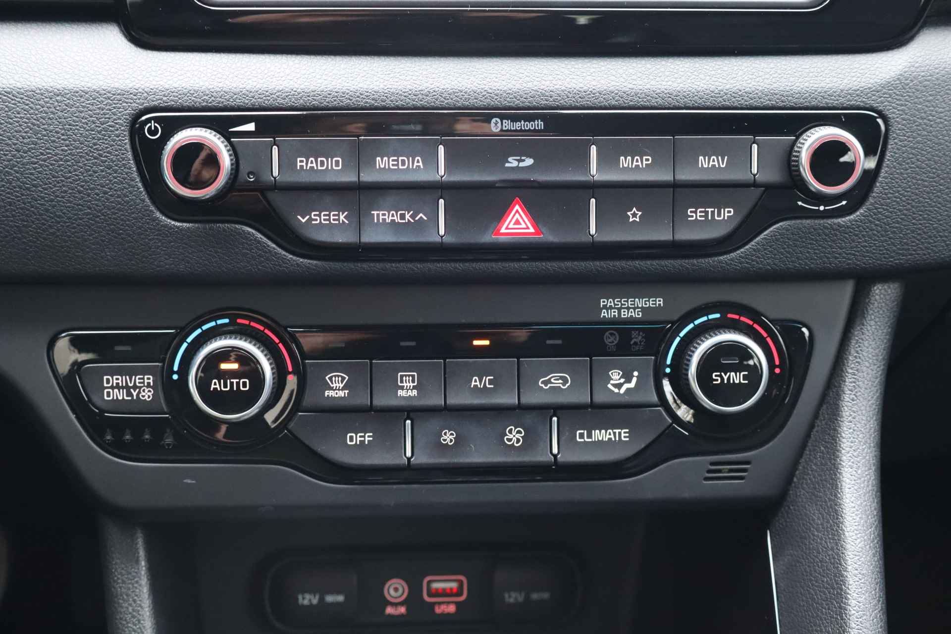 Kia Niro 1.6 GDi Hybrid DynamicLine NL-Auto!! Carplay I Camera I Half-Leder -- 2de Pinksterdag open van 11.00 t/m 15.30 uur -- - 17/33