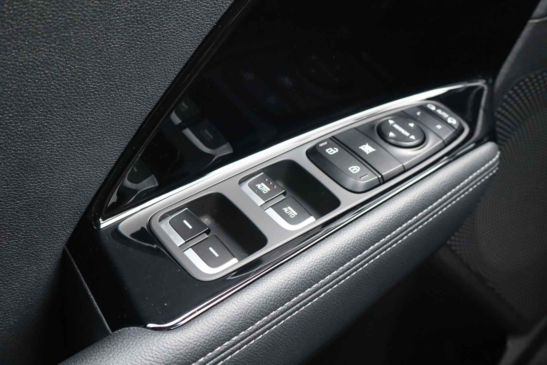 Kia Niro 1.6 GDi Hybrid DynamicLine NL-Auto!! Carplay I Camera I Half-Leder -- 2de Pinksterdag open van 11.00 t/m 15.30 uur -- - 25/33