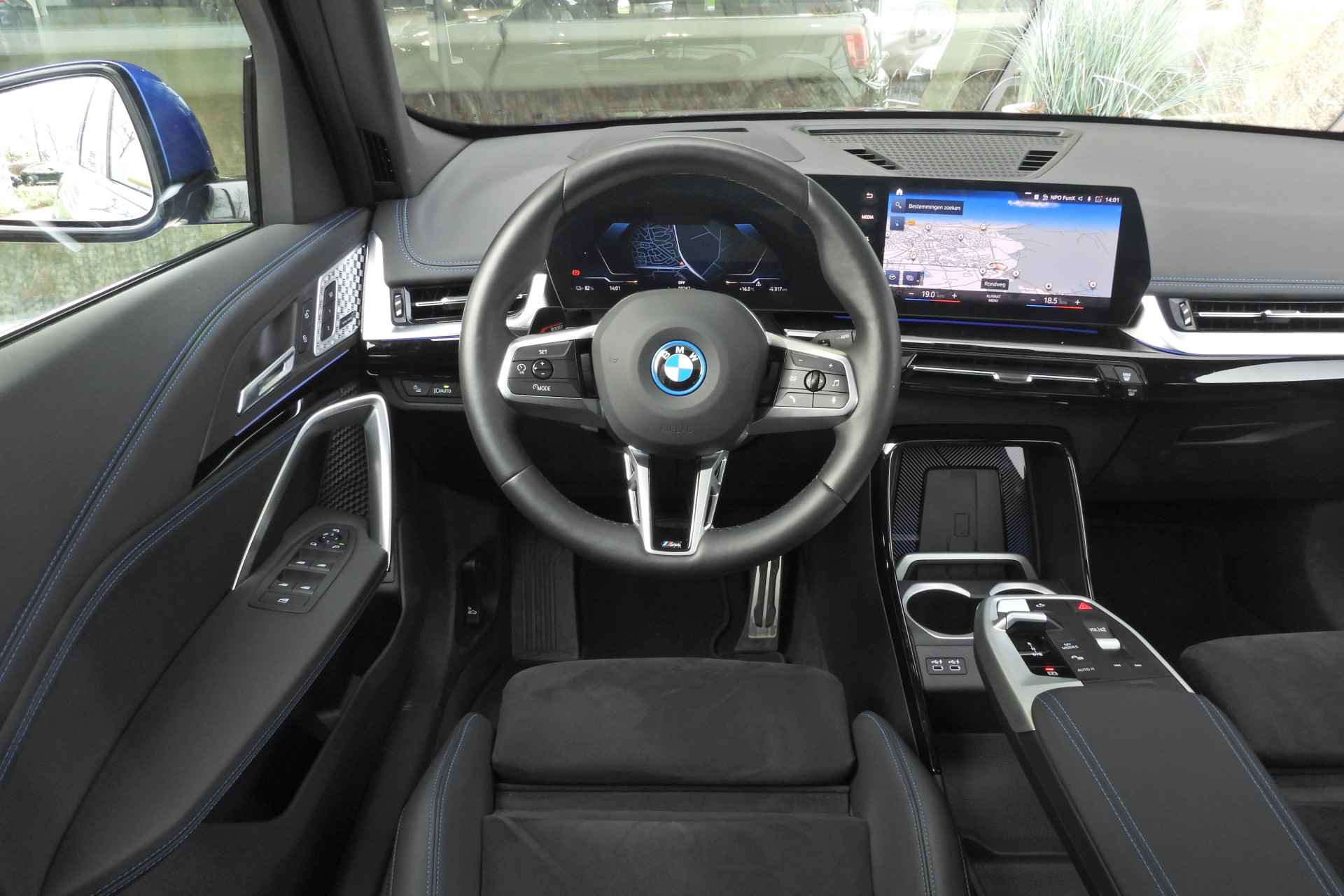 BMW iX1 xDrive30 M Sport / Panoramadak / Harman Kardon / Apple CarPlay / Adaptief M Onderstel / Elektrische Sportstoelen / Travel Pack / Head-Up Display / 19 inch LMV - 4/39