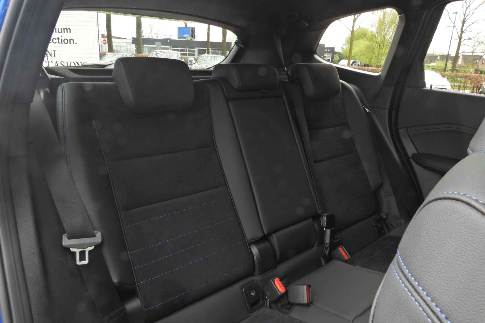BMW iX1 xDrive30 M Sport / Panoramadak / Harman Kardon / Apple CarPlay / Adaptief M Onderstel / Elektrische Sportstoelen / Travel Pack / Head-Up Display / 19 inch LMV - 24/39