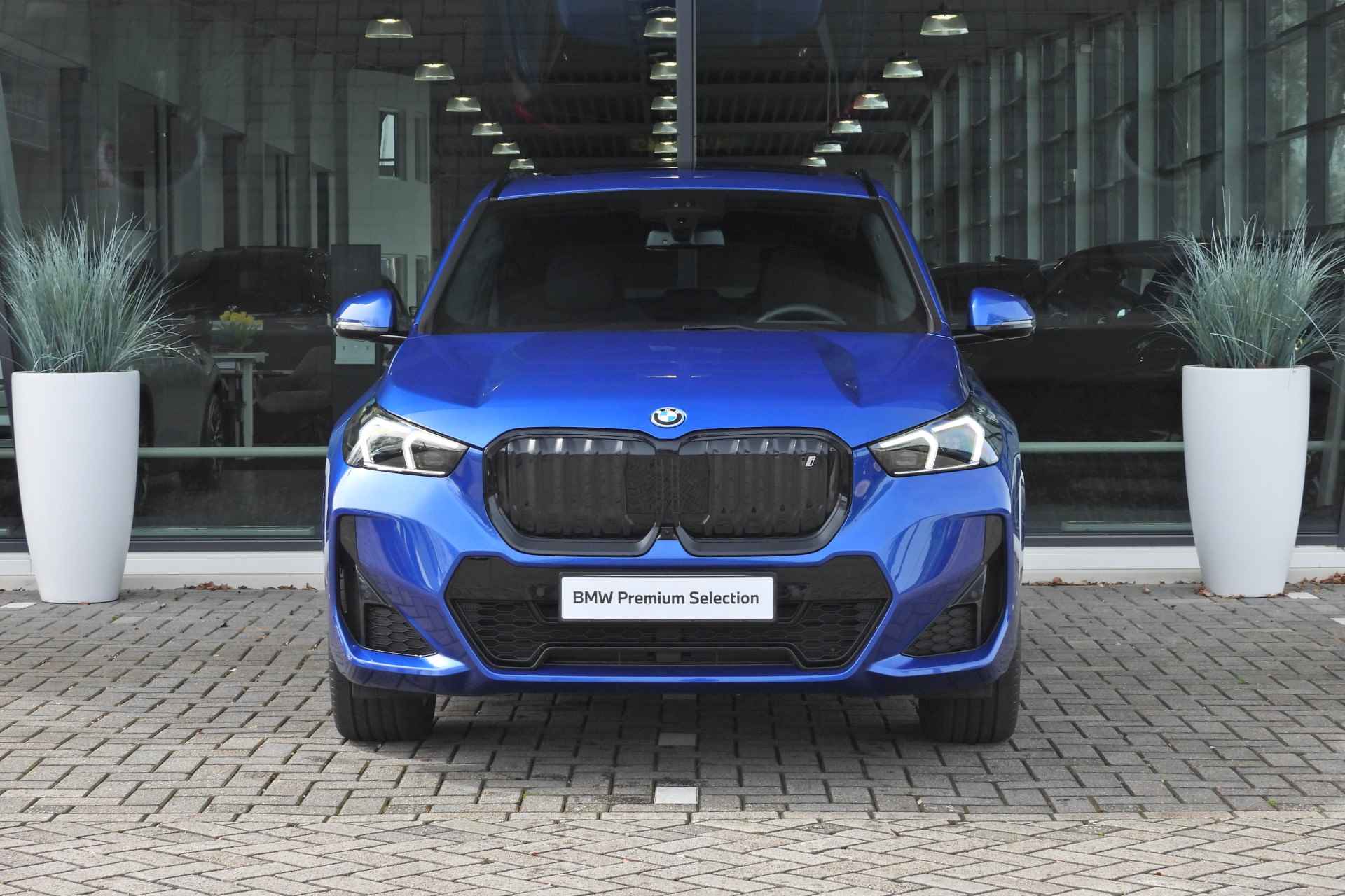 BMW iX1 xDrive30 M Sport / Panoramadak / Harman Kardon / Apple CarPlay / Adaptief M Onderstel / Elektrische Sportstoelen / Travel Pack / Head-Up Display / 19 inch LMV - 7/39