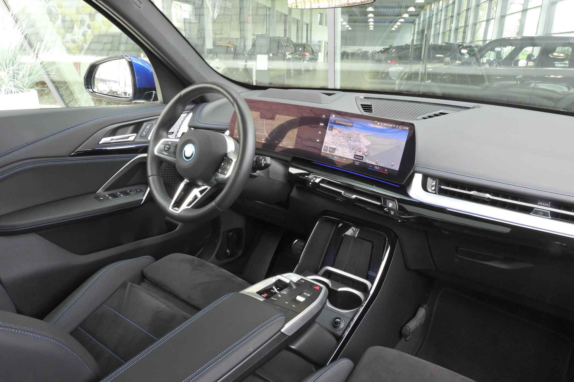 BMW iX1 xDrive30 M Sport / Panoramadak / Harman Kardon / Apple CarPlay / Adaptief M Onderstel / Elektrische Sportstoelen / Travel Pack / Head-Up Display / 19 inch LMV - 11/39