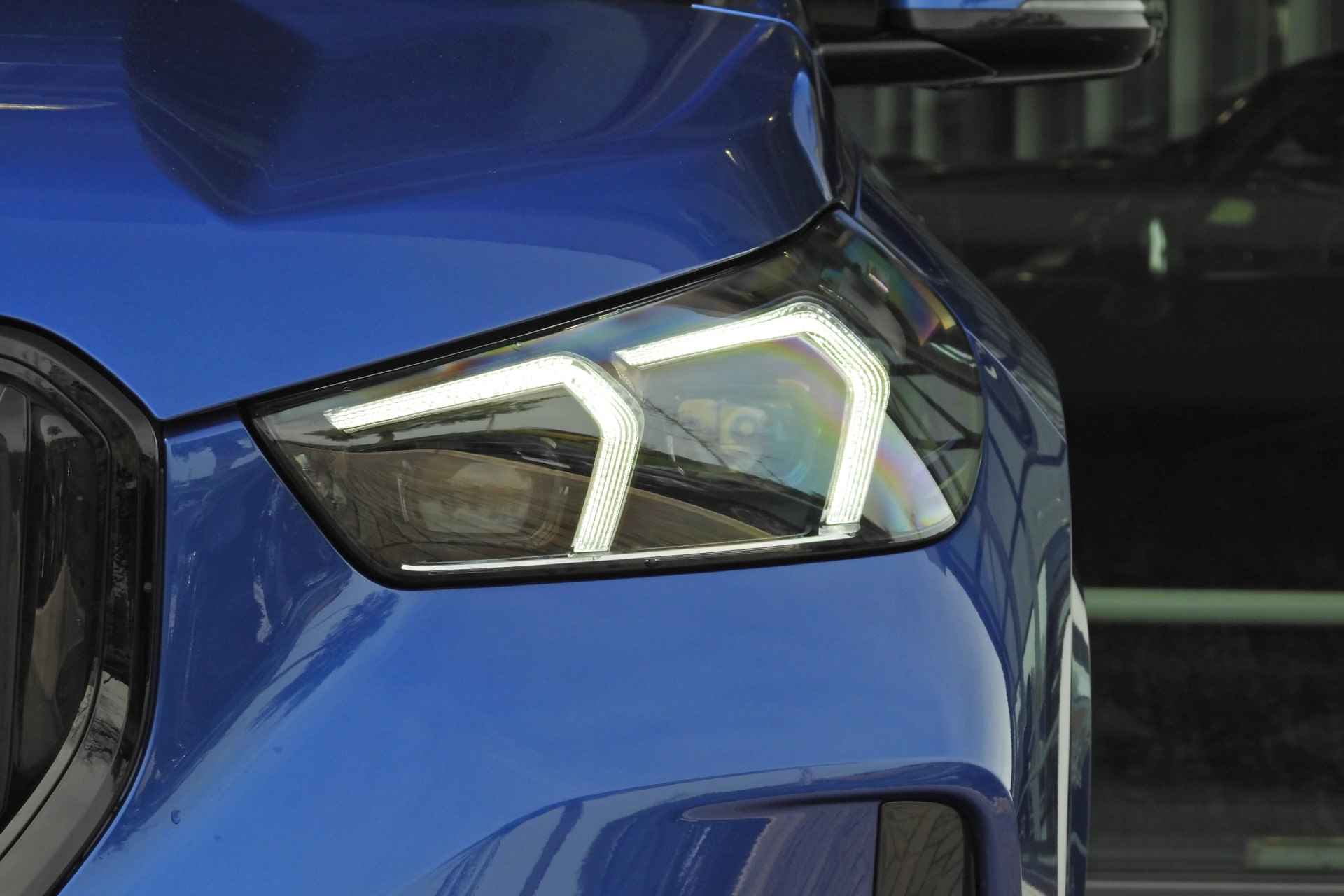 BMW iX1 xDrive30 M Sport / Panoramadak / Harman Kardon / Apple CarPlay / Adaptief M Onderstel / Elektrische Sportstoelen / Travel Pack / Head-Up Display / 19 inch LMV - 15/39
