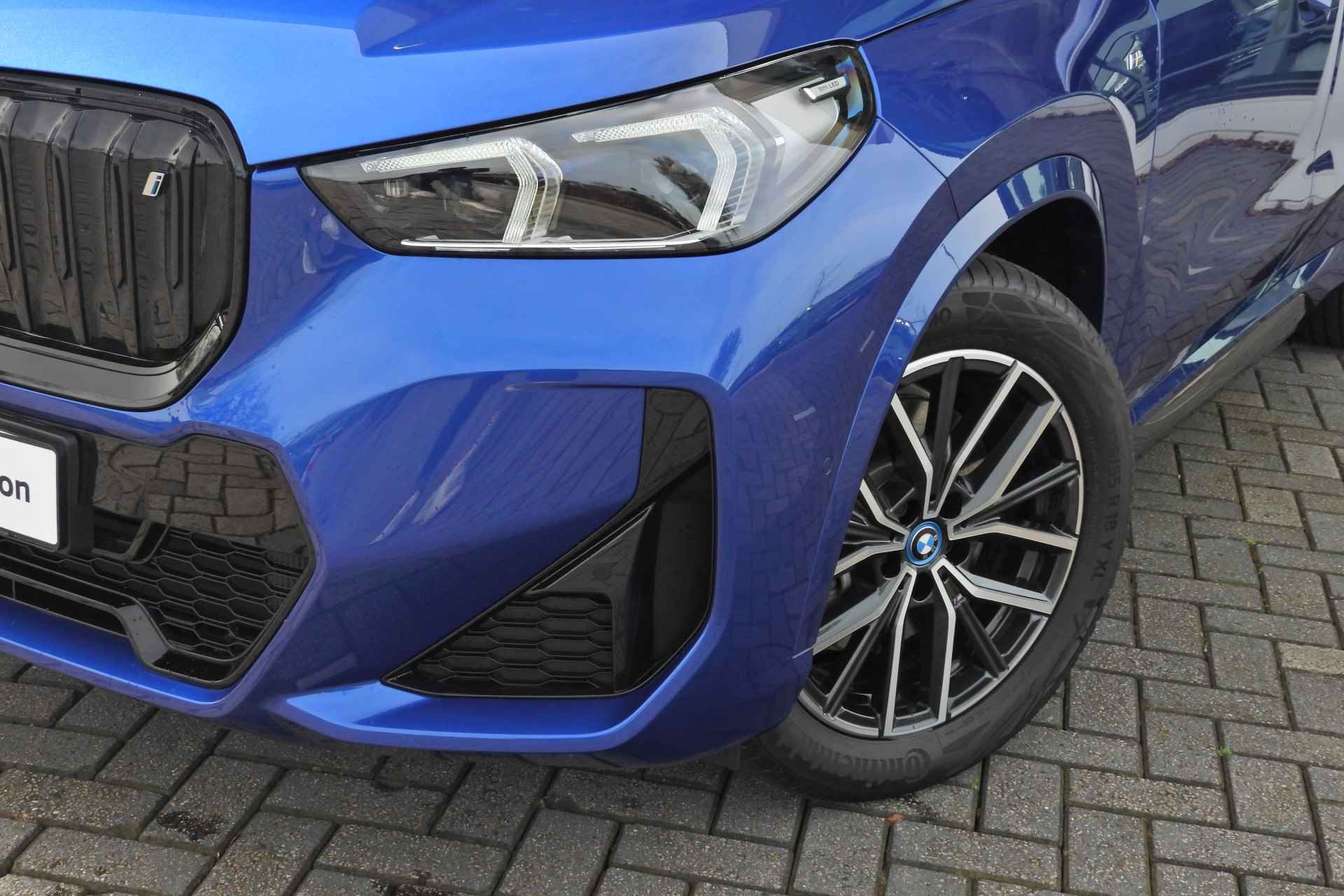 BMW iX1 xDrive30 M Sport / Panoramadak / Harman Kardon / Apple CarPlay / Adaptief M Onderstel / Elektrische Sportstoelen / Travel Pack / Head-Up Display / 19 inch LMV - 16/39