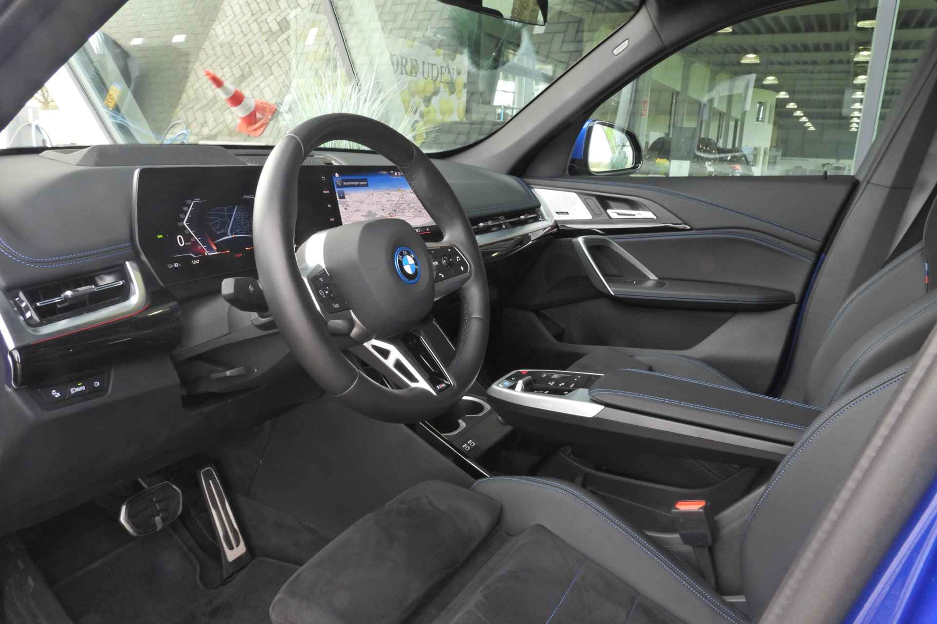 BMW iX1 xDrive30 M Sport / Panoramadak / Harman Kardon / Apple CarPlay / Adaptief M Onderstel / Elektrische Sportstoelen / Travel Pack / Head-Up Display / 19 inch LMV - 17/39