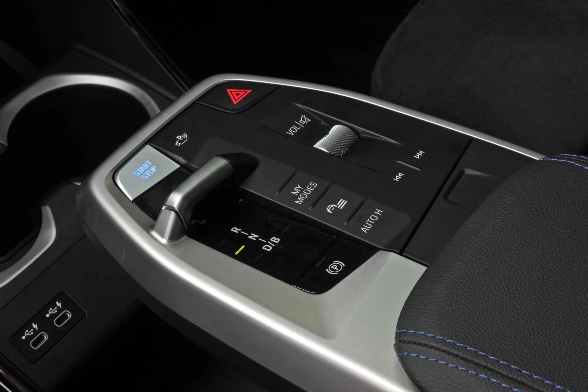 BMW iX1 xDrive30 M Sport / Panoramadak / Harman Kardon / Apple CarPlay / Adaptief M Onderstel / Elektrische Sportstoelen / Travel Pack / Head-Up Display / 19 inch LMV - 20/39
