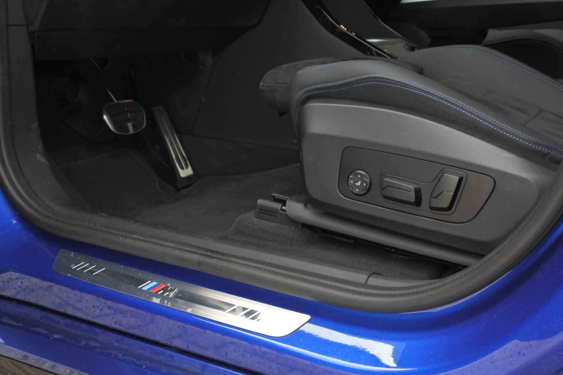 BMW iX1 xDrive30 M Sport / Panoramadak / Harman Kardon / Apple CarPlay / Adaptief M Onderstel / Elektrische Sportstoelen / Travel Pack / Head-Up Display / 19 inch LMV - 22/39