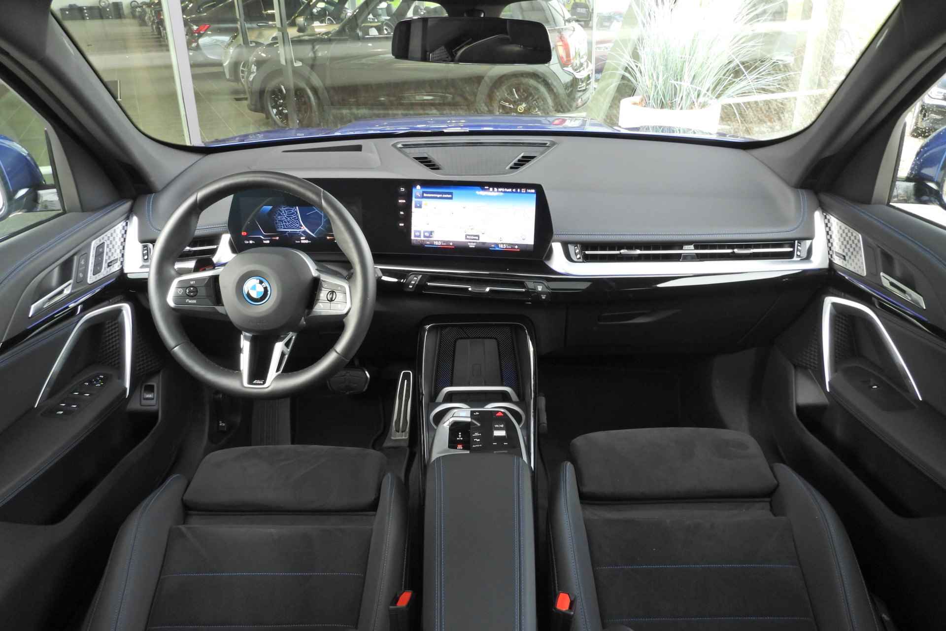 BMW iX1 xDrive30 M Sport / Panoramadak / Harman Kardon / Apple CarPlay / Adaptief M Onderstel / Elektrische Sportstoelen / Travel Pack / Head-Up Display / 19 inch LMV - 27/39