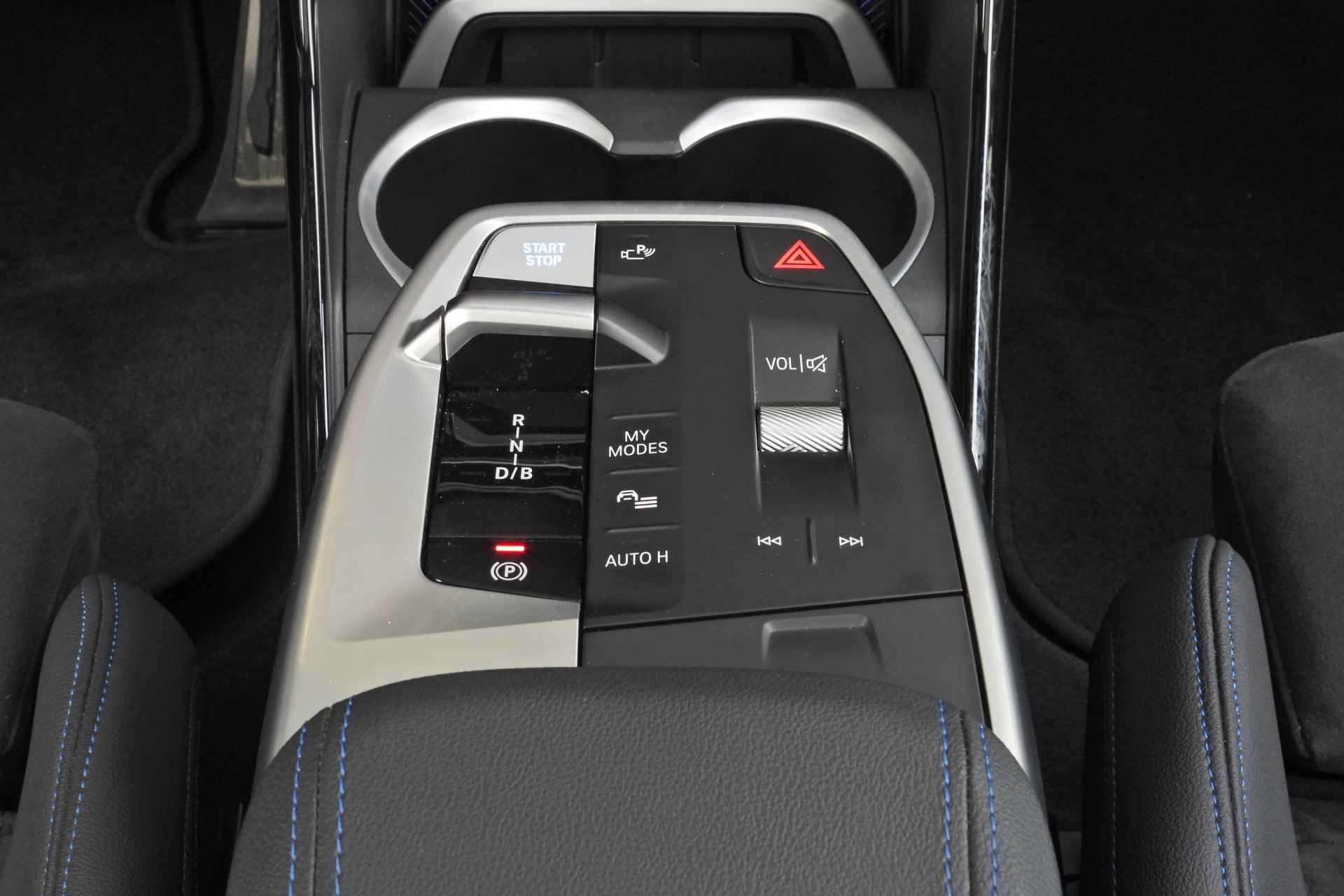 BMW iX1 xDrive30 M Sport / Panoramadak / Harman Kardon / Apple CarPlay / Adaptief M Onderstel / Elektrische Sportstoelen / Travel Pack / Head-Up Display / 19 inch LMV - 29/39