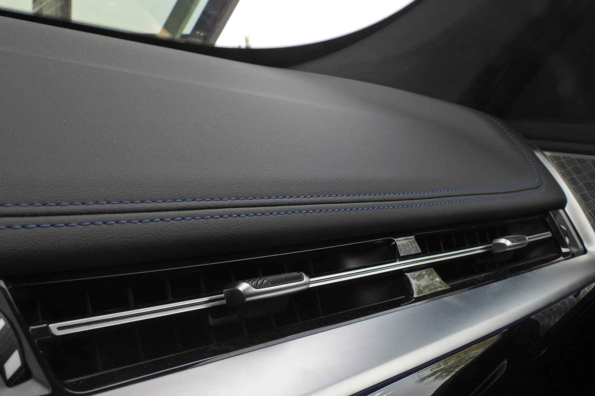 BMW iX1 xDrive30 M Sport / Panoramadak / Harman Kardon / Apple CarPlay / Adaptief M Onderstel / Elektrische Sportstoelen / Travel Pack / Head-Up Display / 19 inch LMV - 37/39