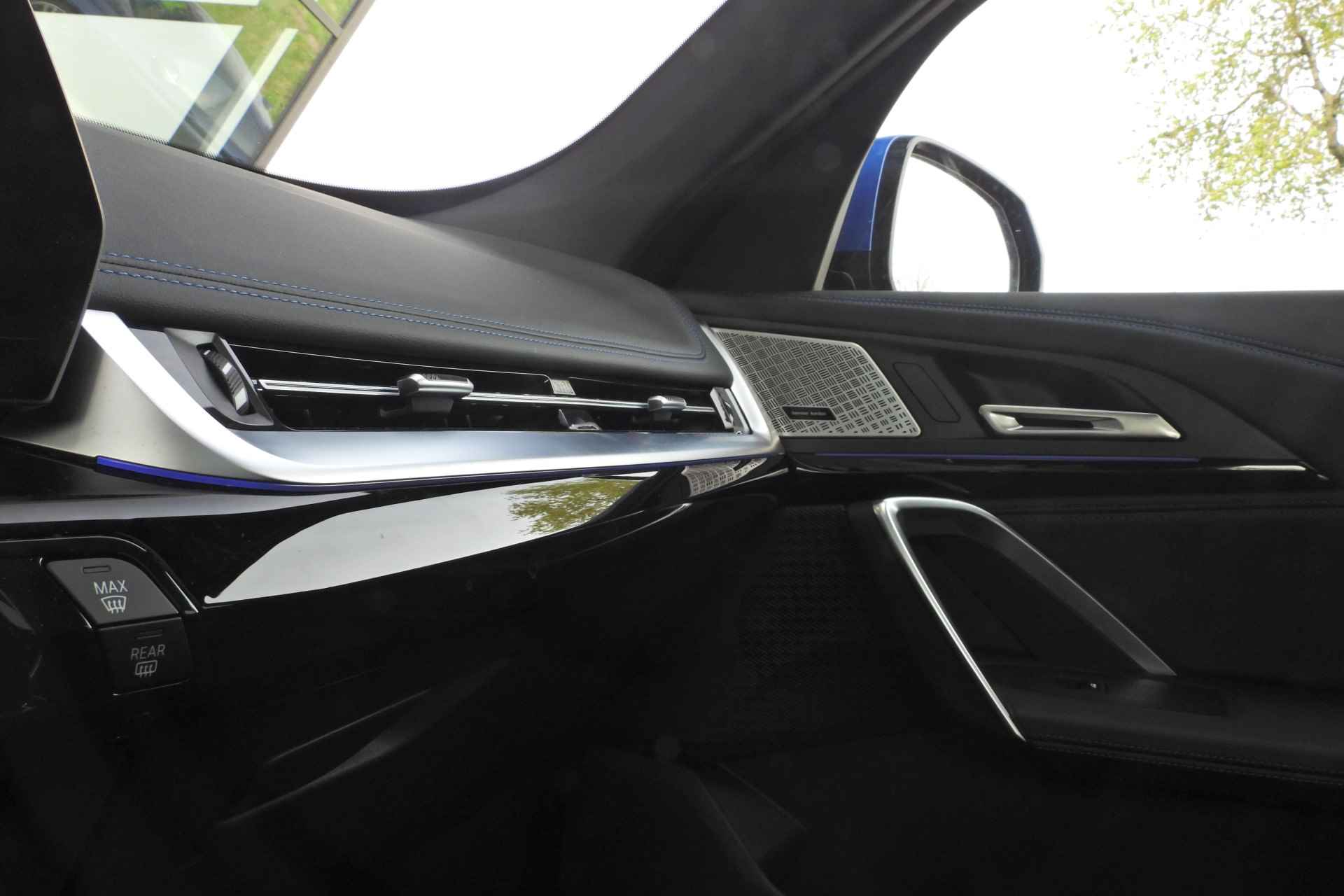 BMW iX1 xDrive30 M Sport / Panoramadak / Harman Kardon / Apple CarPlay / Adaptief M Onderstel / Elektrische Sportstoelen / Travel Pack / Head-Up Display / 19 inch LMV - 38/39