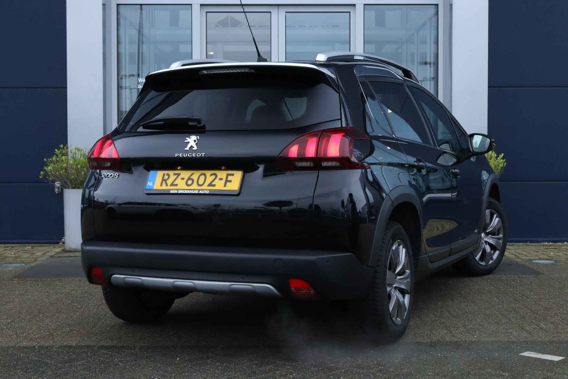 Peugeot 2008 1.2 Turbo Allure | Automaat | Camera | Cruise Control | Navi | Climate | PDC | All Grip Control - 2/28