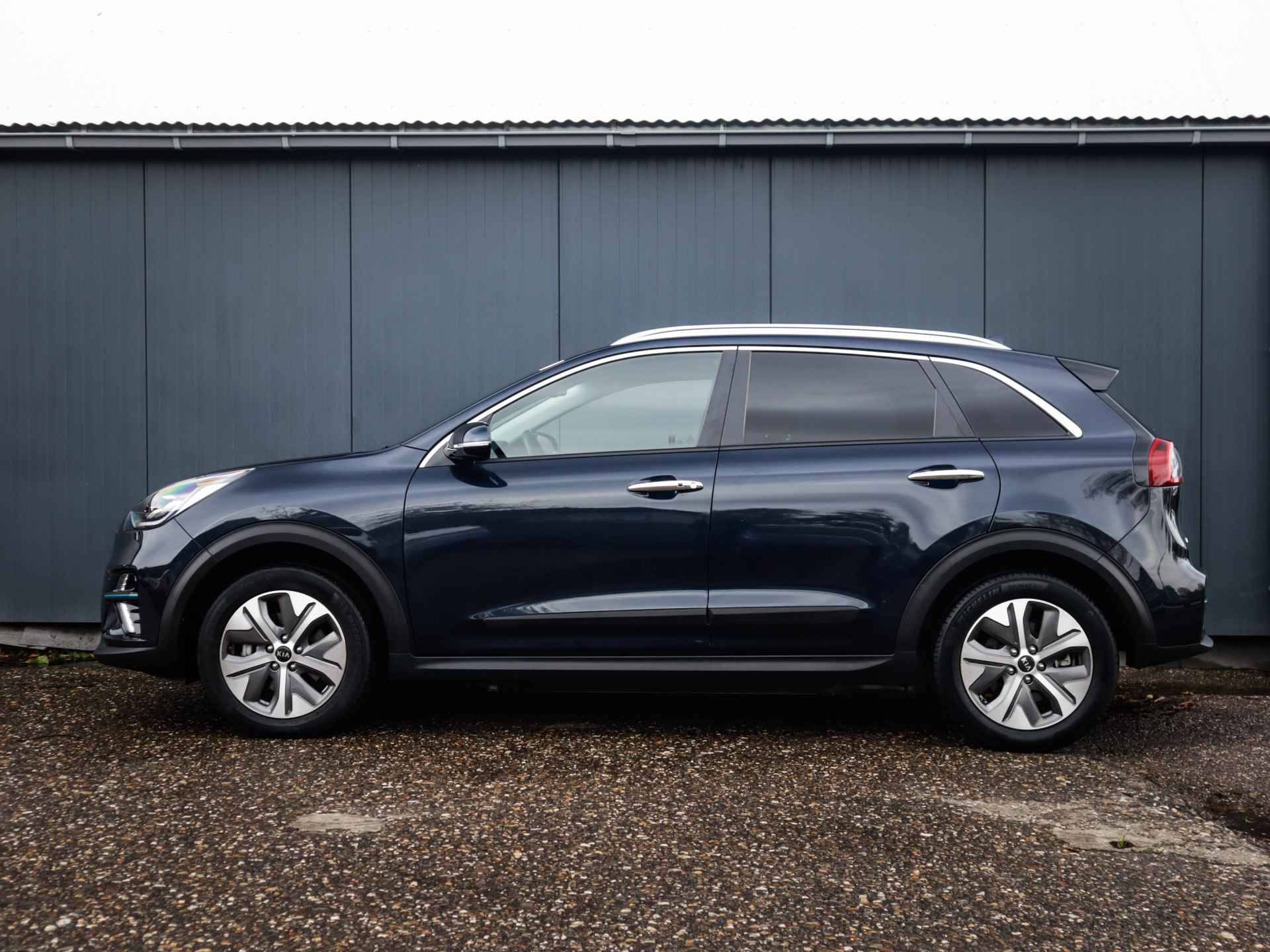 Kia e-Niro ExecutiveLine 64 kWh (204 PK) 1e-EIg, Kia-Dealer-Onderh, 12-Mnd-BOVAG, NL-Auto, Leer, Navigatie/Apple-Carplay/Android-Auto, Adaptive-Cruisecontrol, Keyless-Entry/Start, Achteruitrijcamera, Stoelverwarming-V+A, Parkeersens Premium-Audio, DAB, Gevent.-Voorstoelen, Stuurverwarming, Licht-Zicht-Pakket, Lm-Velgen-17Inch, Privacy-Glas - 37/44