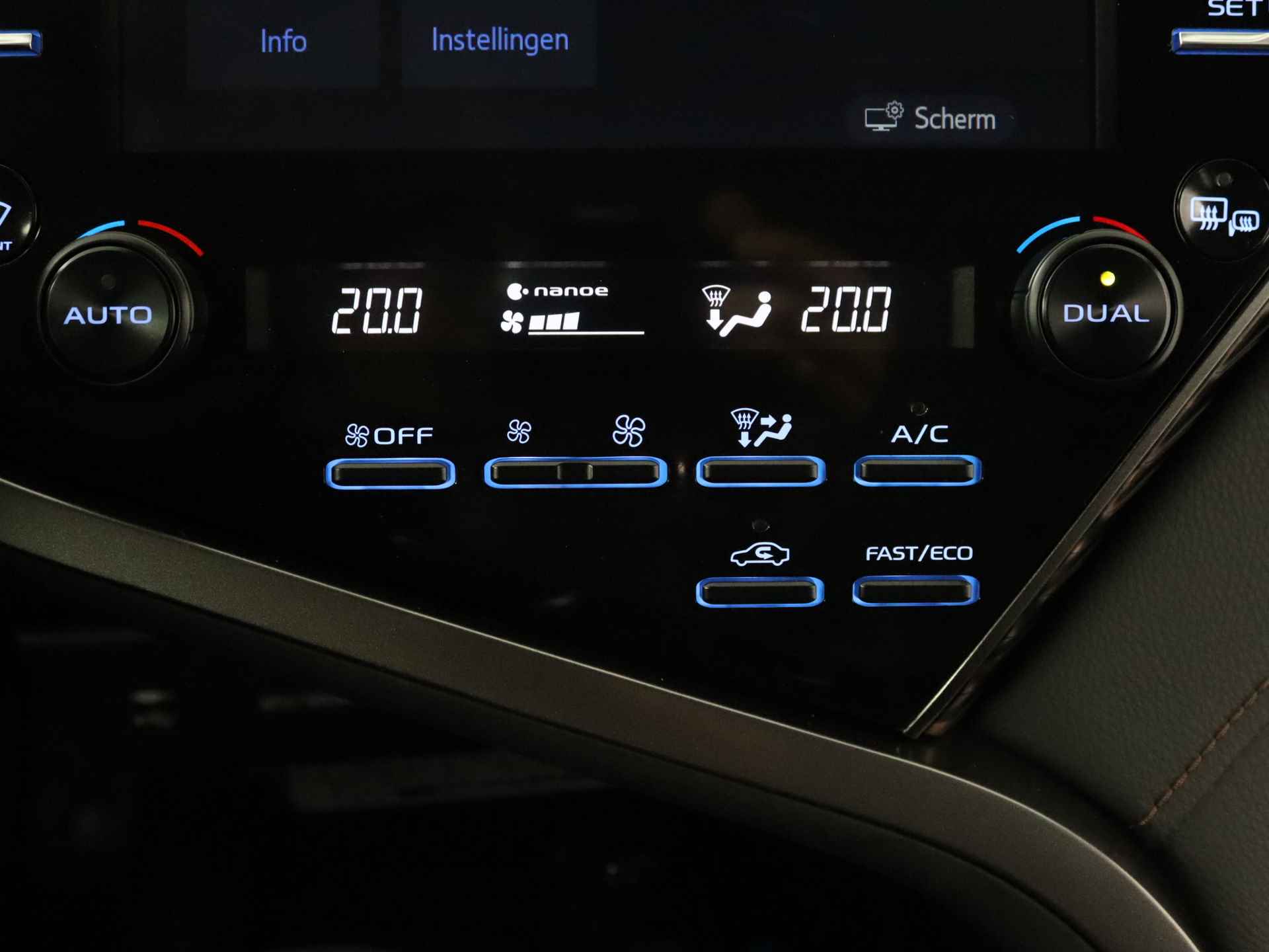 Toyota Camry 2.5 Hybrid Executive | + Set winterwielen | - 12/38