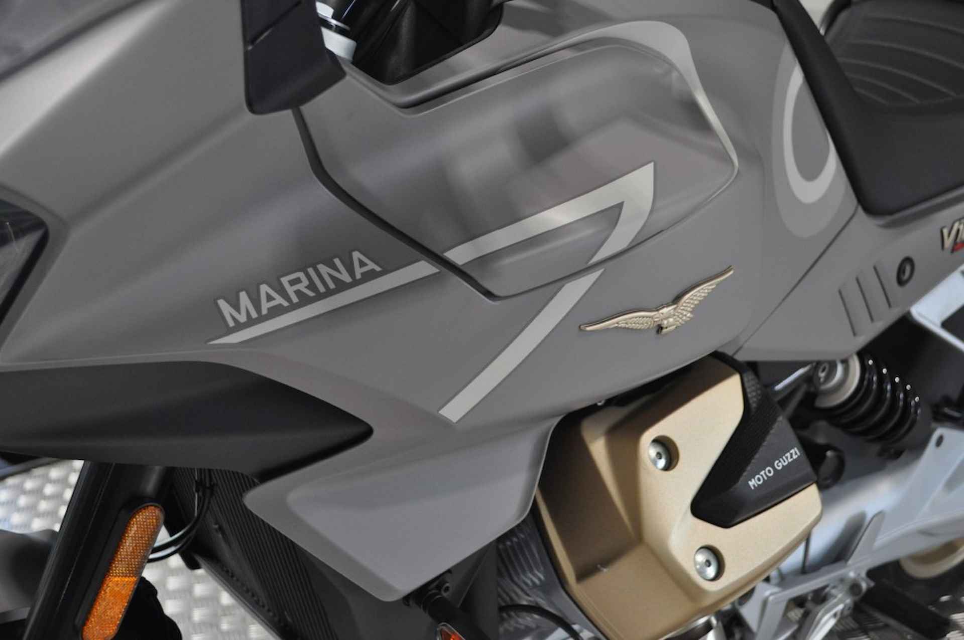 MOTO GUZZI V 100 Mandello MARINA    AVIAZONE NAVALE - 18/21