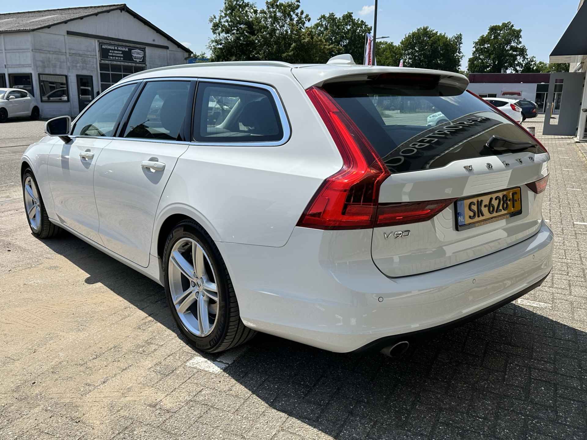 Volvo V90 2.0 T4 190pk Momentum Automaat | LED | Keyless | Pilot Assist | Standkachel | Head-up | Navi | Apple Carplay | PDC v+a - 10/81