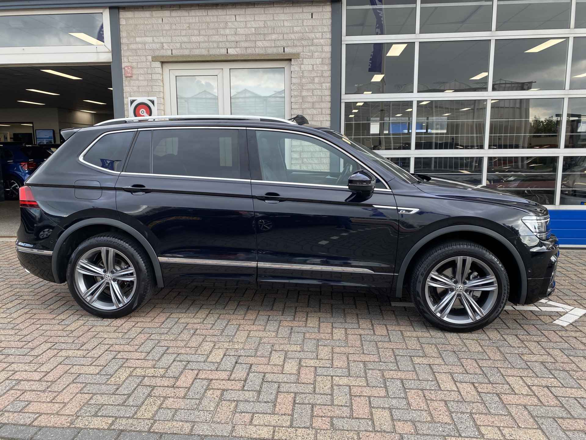 Volkswagen Tiguan Allspace 1.5 TSI R-Line 7p. / AUTOMAAT/ TREKHAAK/ PANO/ CAMERA/ PARK. SENSOREN/ LED/ DODE HOEK/ ERGO ACTIVE/ KEYLESS/ STOEL EN STUUR VERWARM./ DIGITAL DASHBOARD/ ADAPT. CRUISE/ APP CONNECT/ NAVI/ CLIMA/ - 49/53