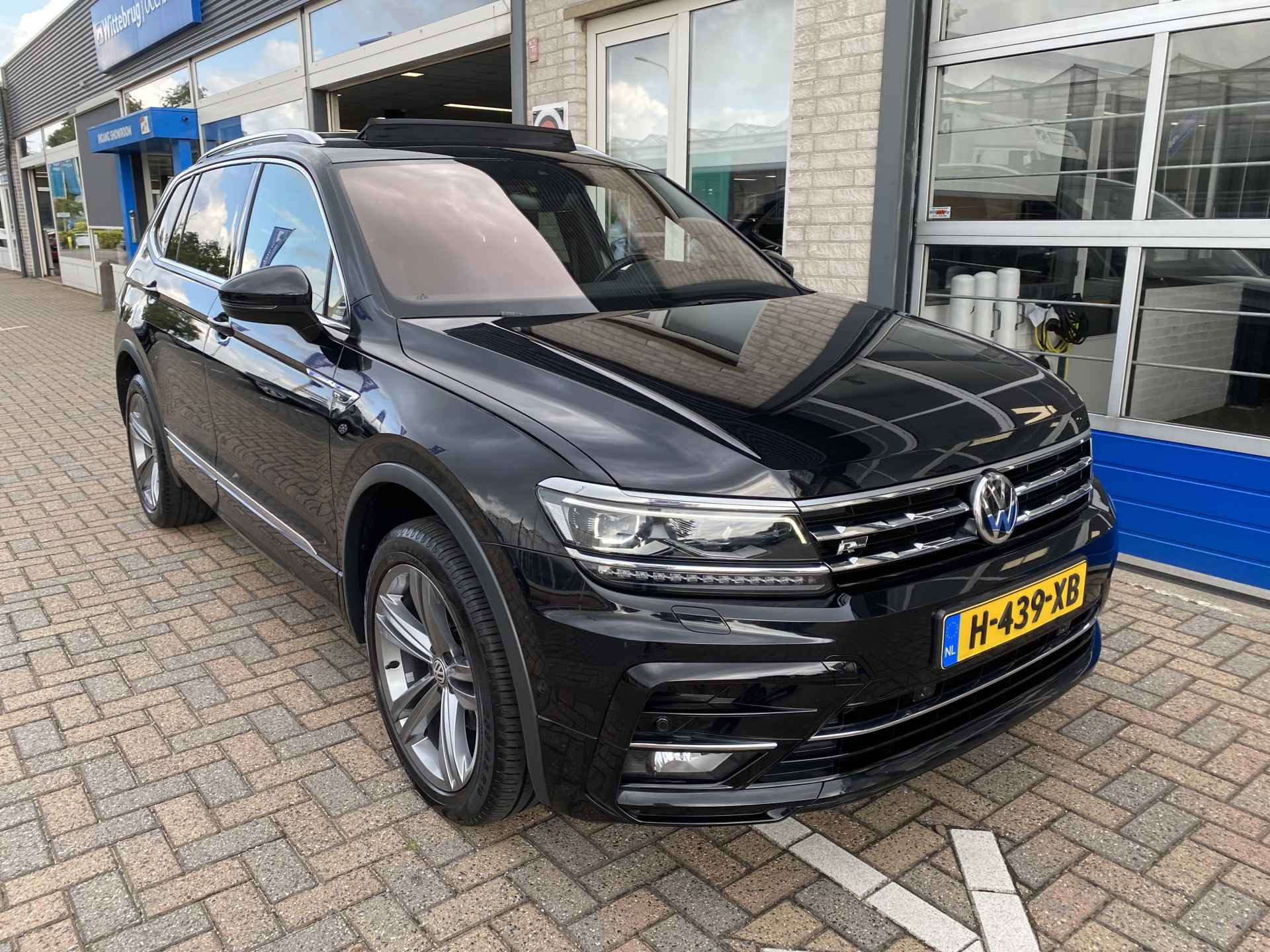 Volkswagen Tiguan Allspace 1.5 TSI R-Line 7p. / AUTOMAAT/ TREKHAAK/ PANO/ CAMERA/ PARK. SENSOREN/ LED/ DODE HOEK/ ERGO ACTIVE/ KEYLESS/ STOEL EN STUUR VERWARM./ DIGITAL DASHBOARD/ ADAPT. CRUISE/ APP CONNECT/ NAVI/ CLIMA/ - 50/53