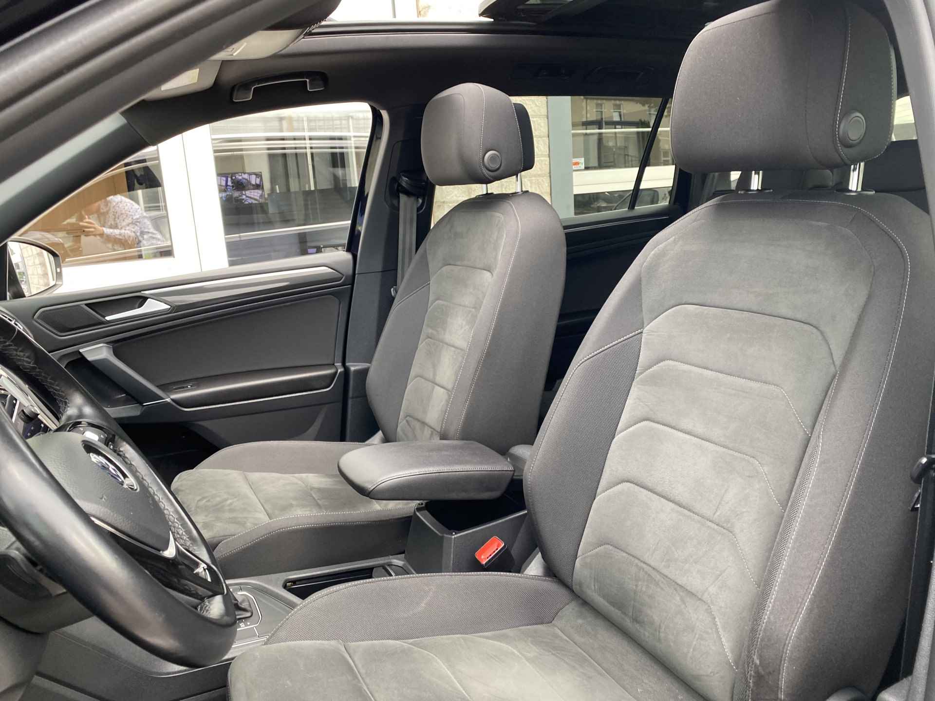 Volkswagen Tiguan Allspace 1.5 TSI R-Line 7p. / AUTOMAAT/ TREKHAAK/ PANO/ CAMERA/ PARK. SENSOREN/ LED/ DODE HOEK/ ERGO ACTIVE/ KEYLESS/ STOEL EN STUUR VERWARM./ DIGITAL DASHBOARD/ ADAPT. CRUISE/ APP CONNECT/ NAVI/ CLIMA/ - 8/53