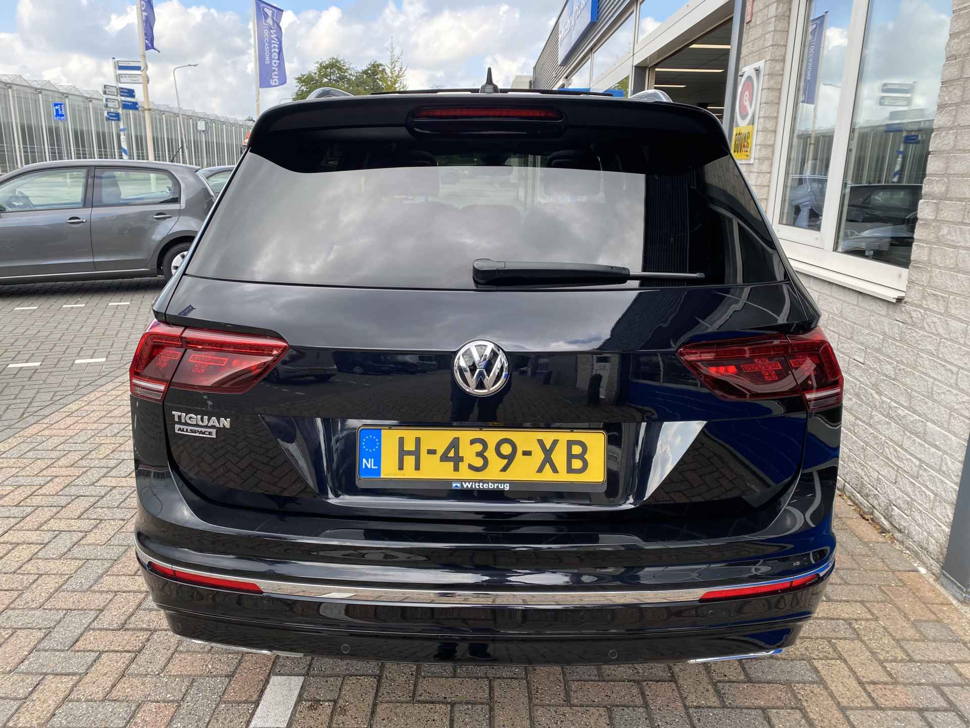 Volkswagen Tiguan Allspace 1.5 TSI R-Line 7p. / AUTOMAAT/ TREKHAAK/ PANO/ CAMERA/ PARK. SENSOREN/ LED/ DODE HOEK/ ERGO ACTIVE/ KEYLESS/ STOEL EN STUUR VERWARM./ DIGITAL DASHBOARD/ ADAPT. CRUISE/ APP CONNECT/ NAVI/ CLIMA/ - 45/53