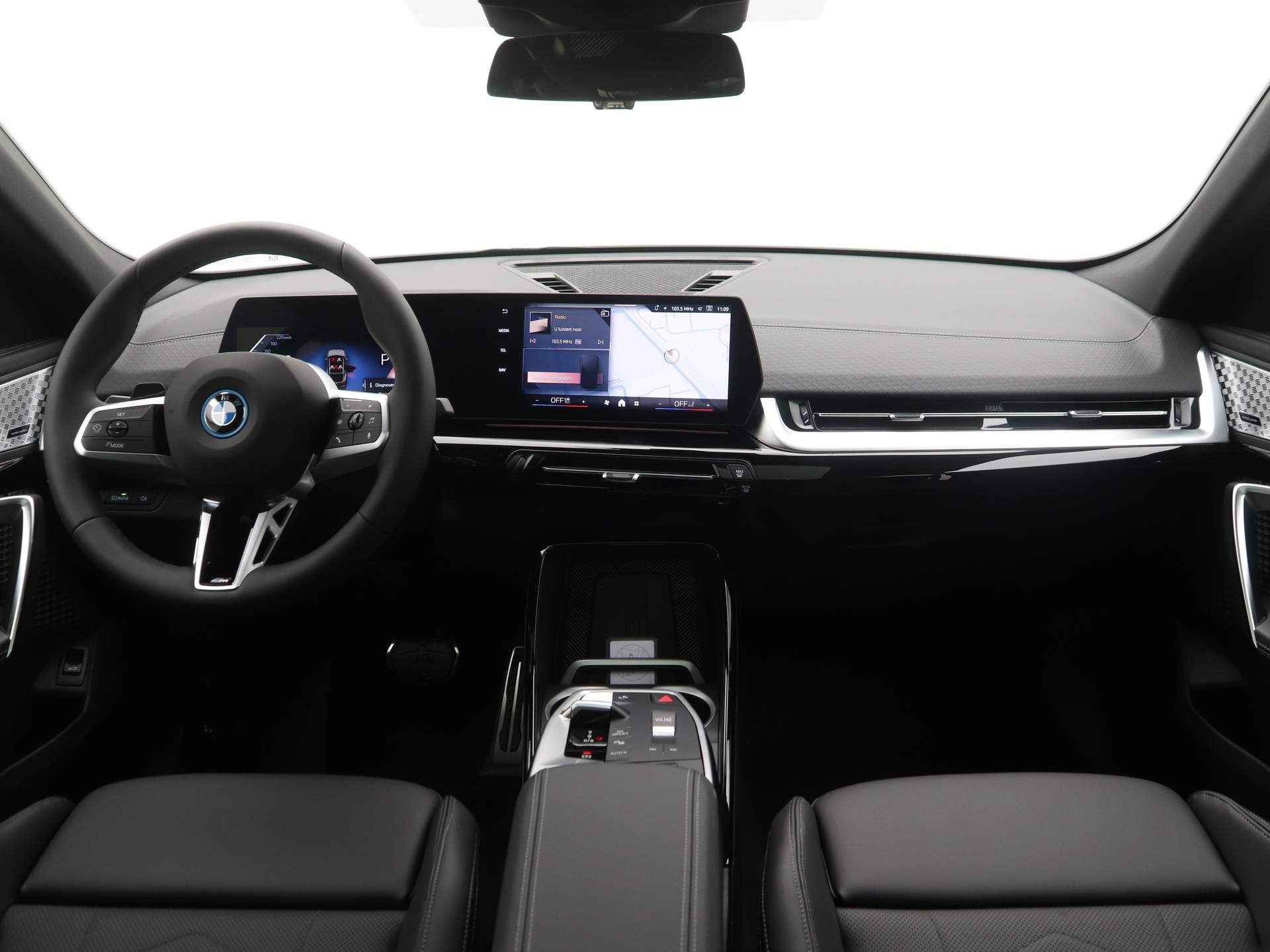 BMW iX2 xDrive30 67kWh M-Sport - 13/23