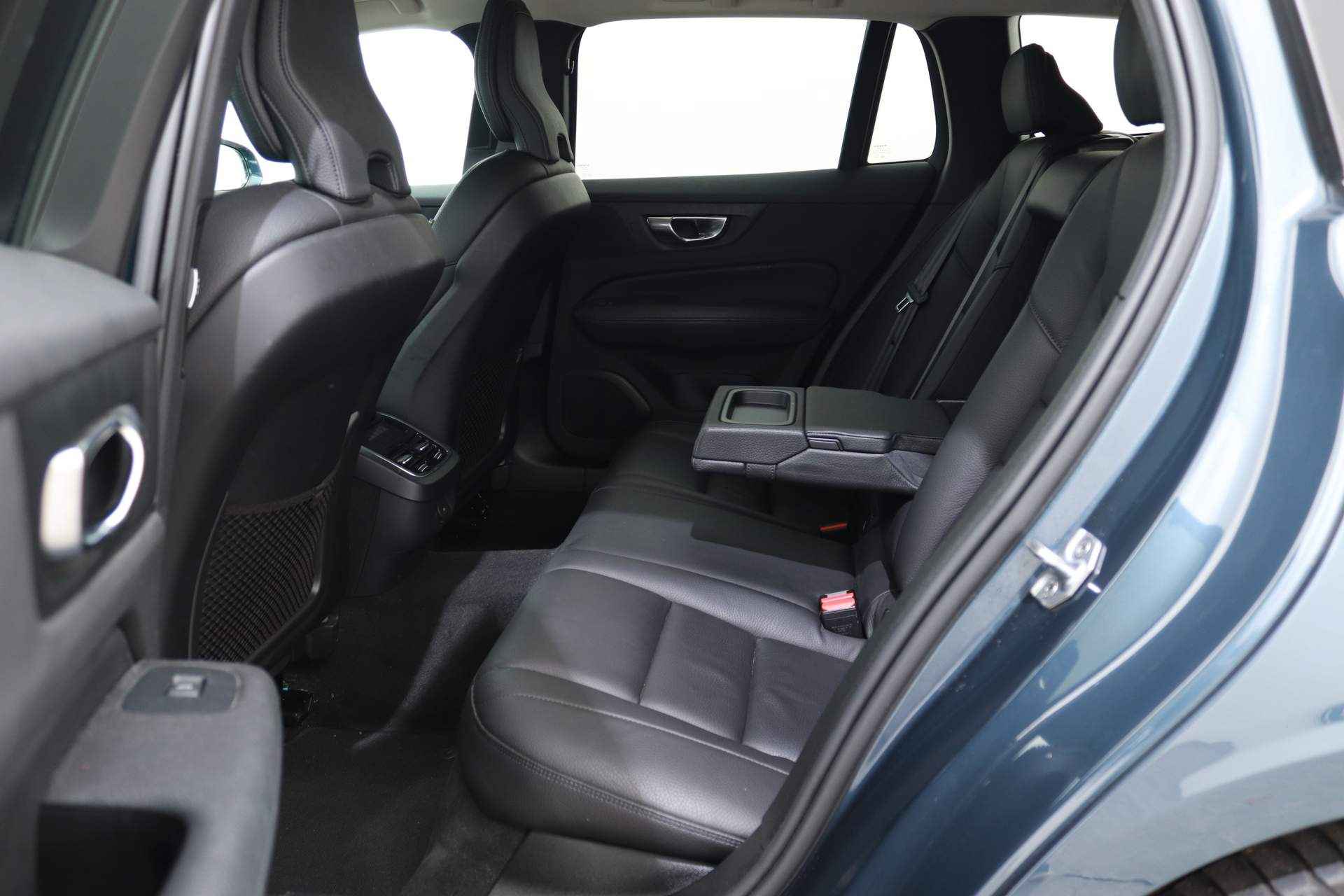 Volvo V60 2.0 B3 163PK BUSINESS PRO AUT8 | Leer | Comfortstoelen | Park Assist | 18 inch - 20/48