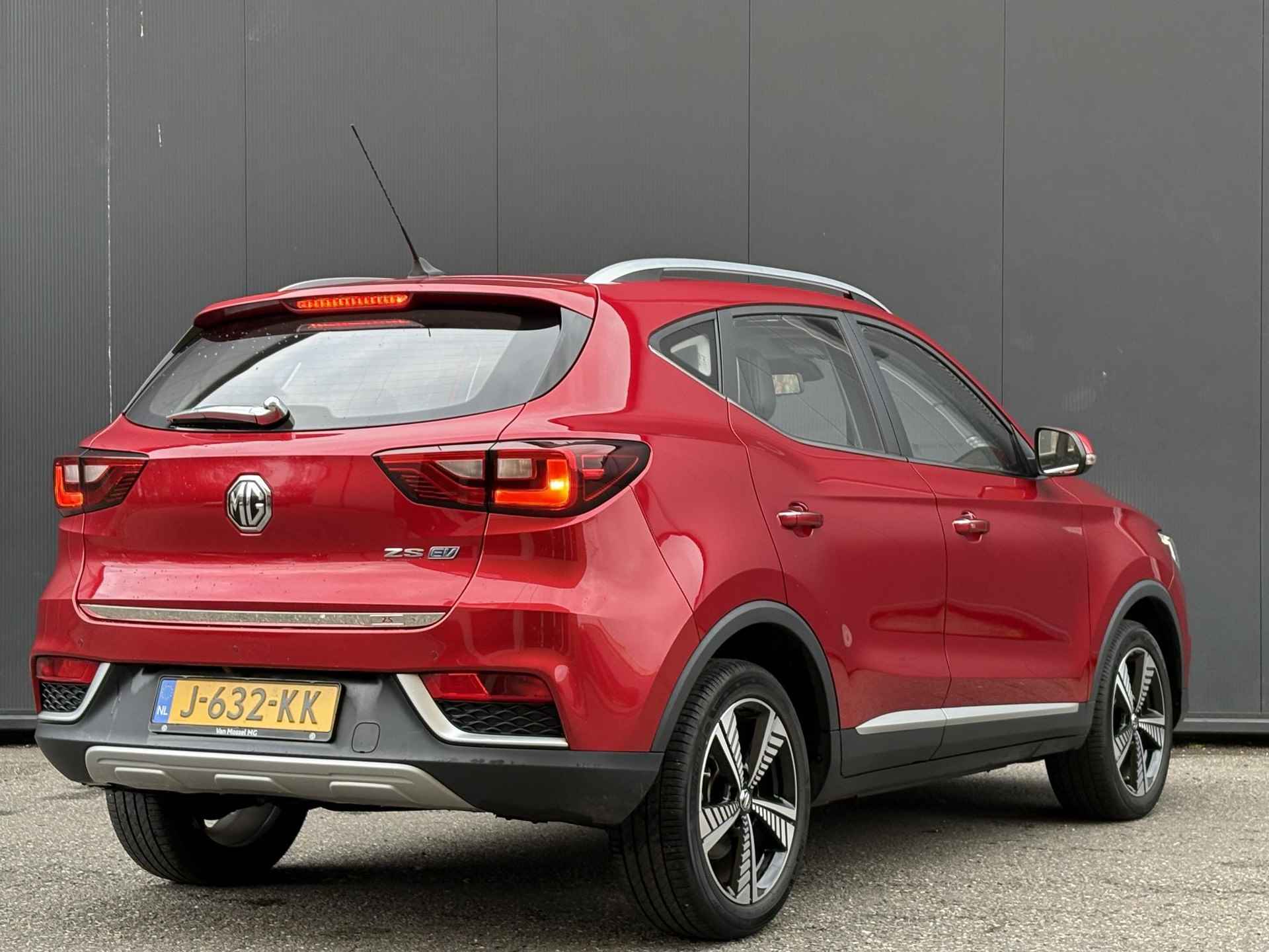 MG ZS EV Luxury 45 kWh 1e Eigenaar | Navi | Apple Carplay/Android Auto | Bluetooth | Camera | Climate & (adaptieve) cruise control | Pano dak | Metallic lak | Bovag garantie | NAP - 4/41