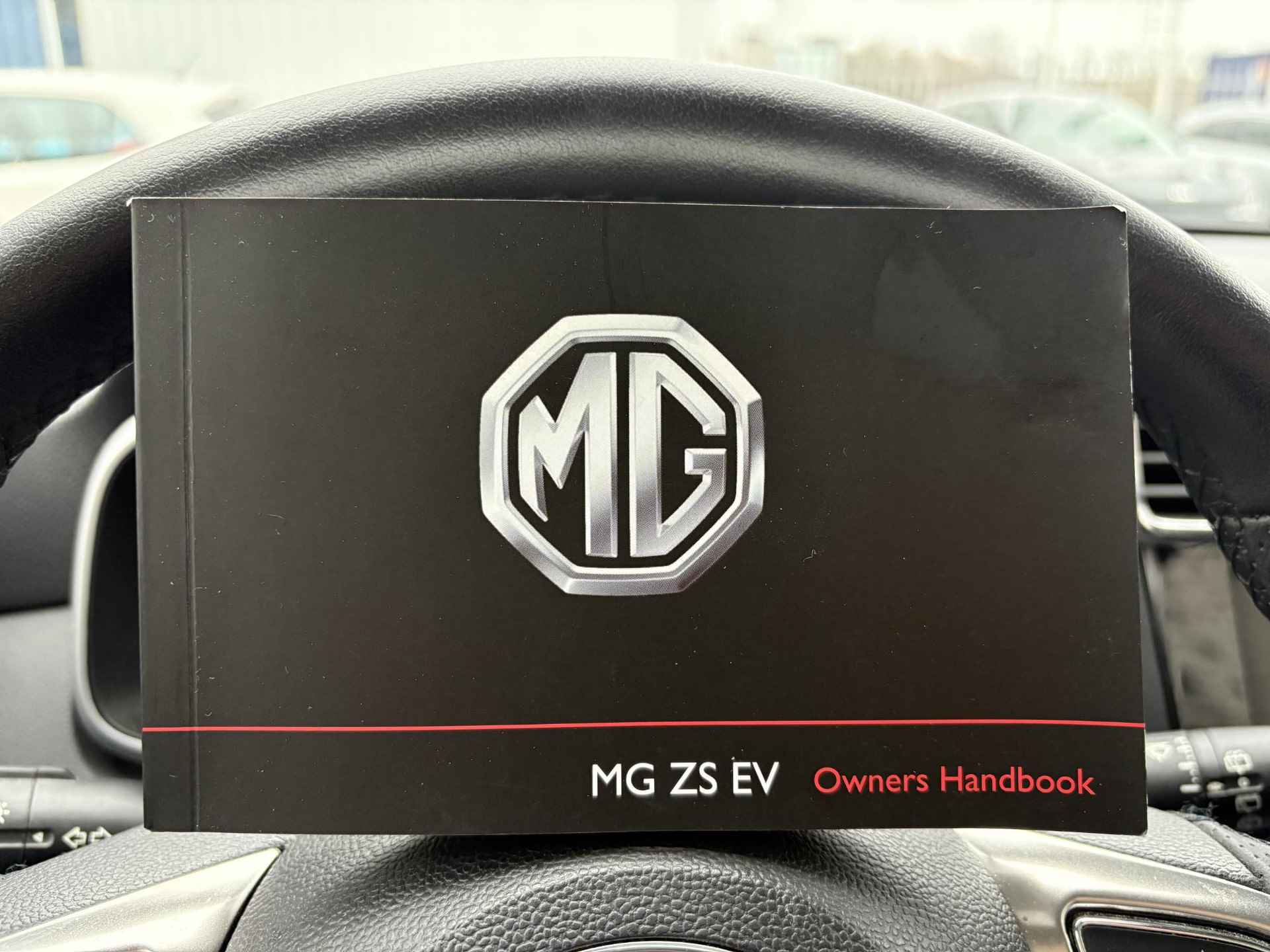 MG ZS EV Luxury 45 kWh 1e Eigenaar | Navi | Apple Carplay/Android Auto | Bluetooth | Camera | Climate & (adaptieve) cruise control | Pano dak | Metallic lak | Bovag garantie | NAP - 38/41