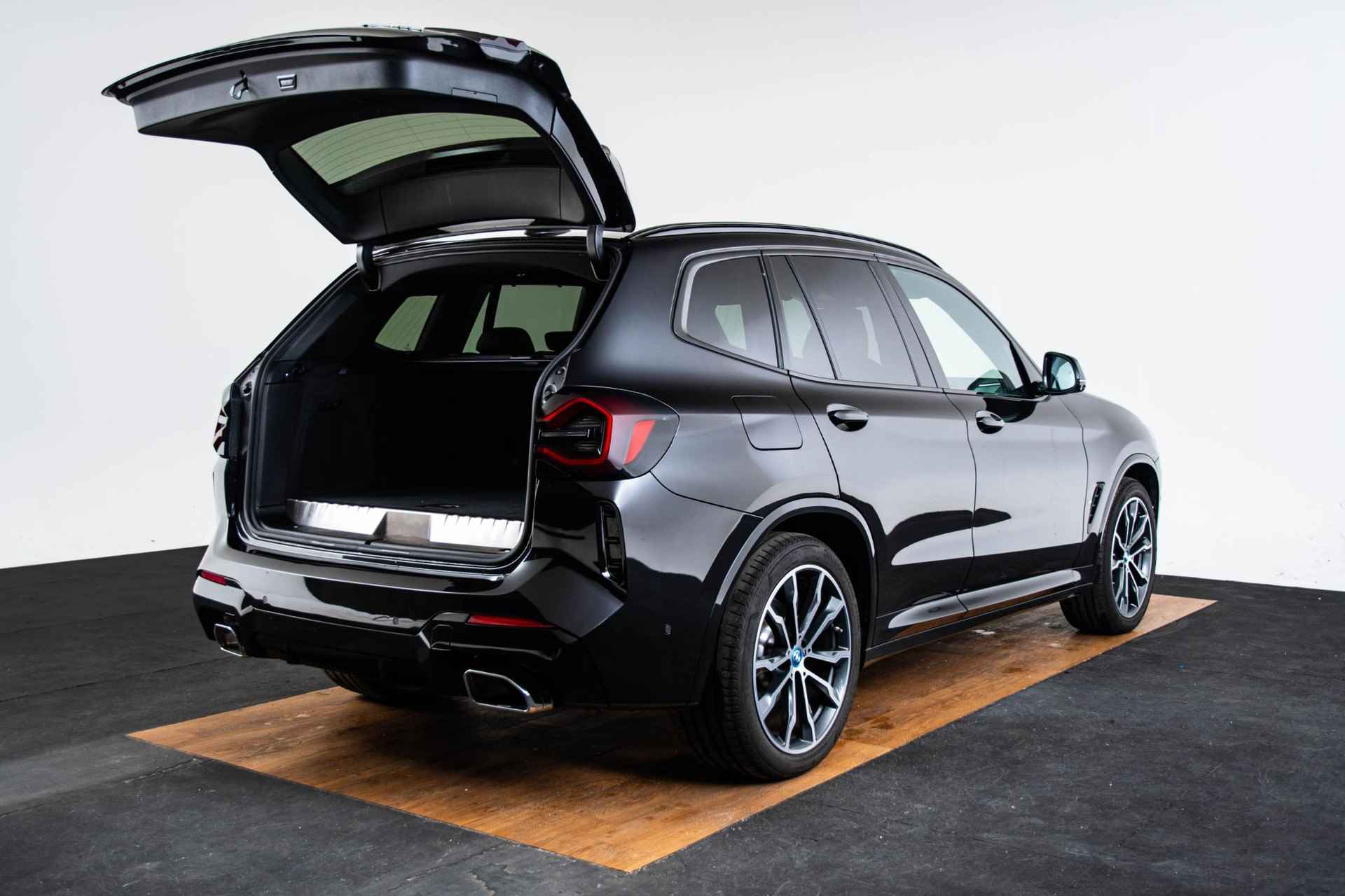 BMW X3 xDrive30e High Executive M Sport - Panoramadak - elektrische verstelbare/verwarmde stoelen - Comfort Acces - Parking/Driving Assistant - Harman Kardon - Head Up - Geluiddempende/getinte ruiten - - 13/66