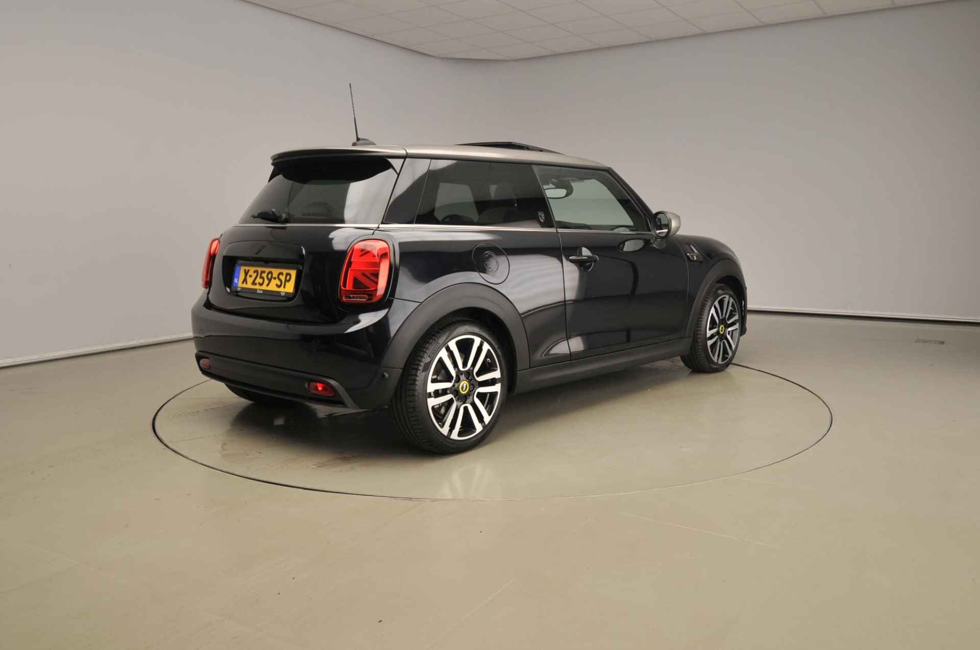 MINI Electric Cooper SE Panoramadak / Camera / Leder / Harman-kardon / Park assist / LED / Alu wielen 17 inch - 3/38