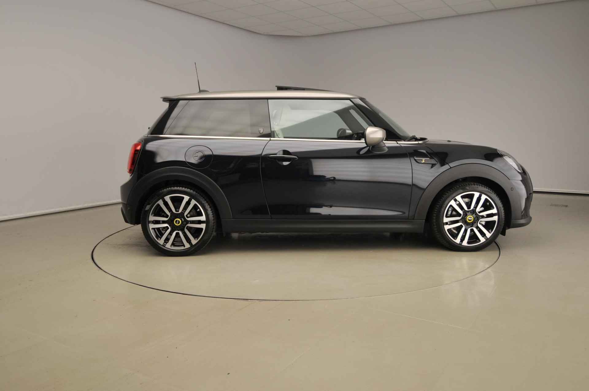 MINI Electric Cooper SE Panoramadak / Camera / Leder / Harman-kardon / Park assist / LED / Alu wielen 17 inch - 4/38