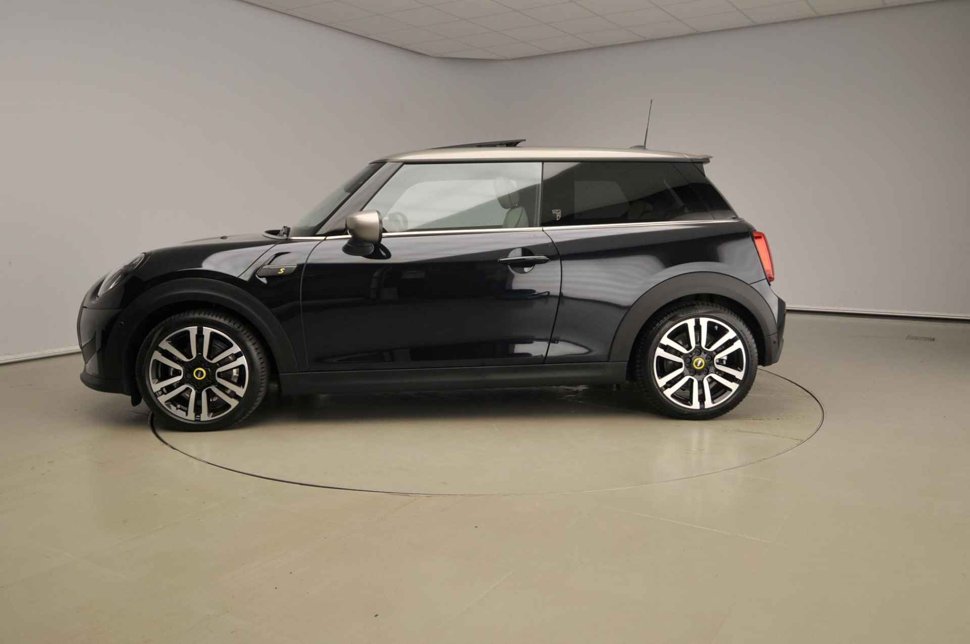 MINI Electric Cooper SE Panoramadak / Camera / Leder / Harman-kardon / Park assist / LED / Alu wielen 17 inch - 5/38