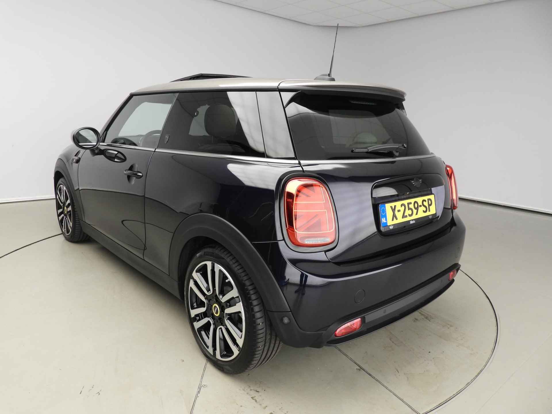 MINI Electric Cooper SE Panoramadak / Camera / Leder / Harman-kardon / Park assist / LED / Alu wielen 17 inch - 30/38