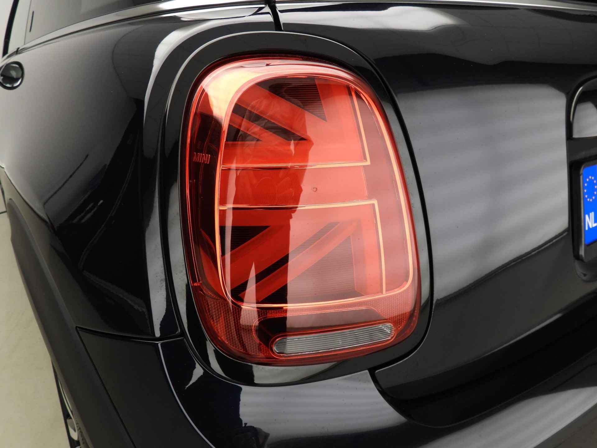 MINI Electric Cooper SE Panoramadak / Camera / Leder / Harman-kardon / Park assist / LED / Alu wielen 17 inch - 31/38