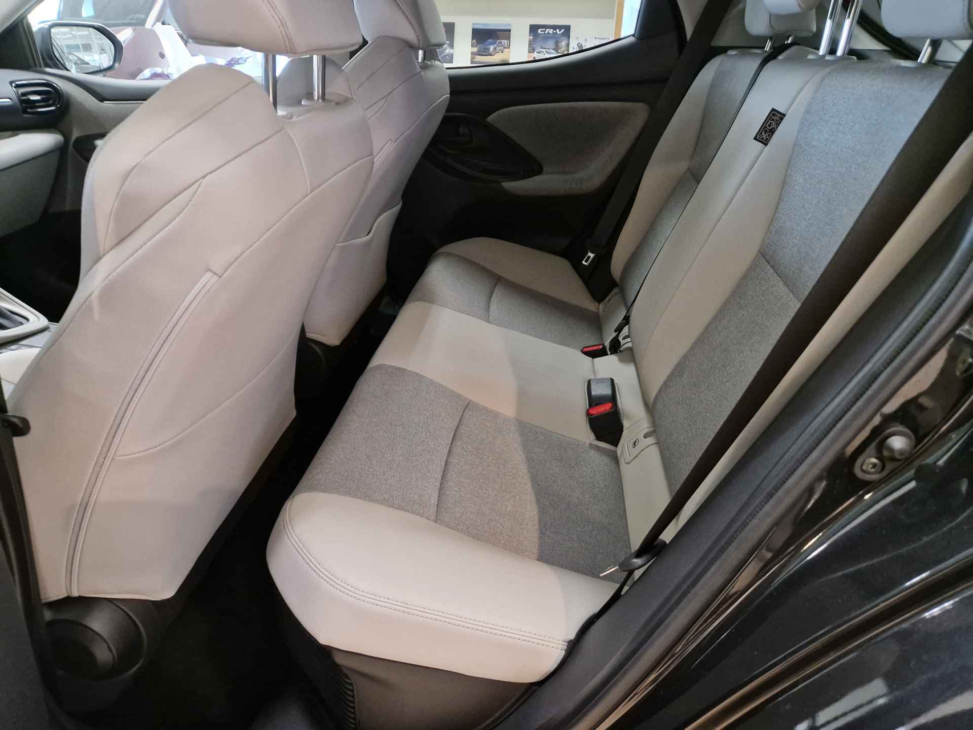 Toyota Yaris 1.5 Hybrid BI-TONE Apple/Android, Stoelverwarming, 17inch velgen , All-in Rijklaarprijs - 6/26