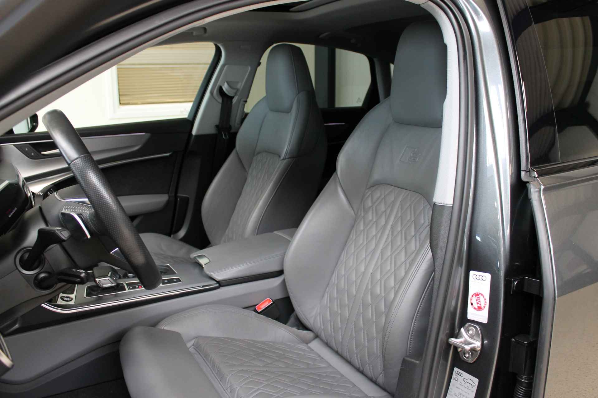 Audi A6 Limousine 55 TFSIe 367pk quattro Competition *MET DEZE AUTO WORDT DOOR ONS ZELF GEREDEN, BELT U DAAROM A.U.B. VOOR EEN AFSPRAAK ZODAT U ER ZEKER VAN BENT DAT DE AUTO AANWEZIG IS.   Plus Sportstoelen/Verwarmd stuur 100% (Dealer) onderhouden label - 9/40