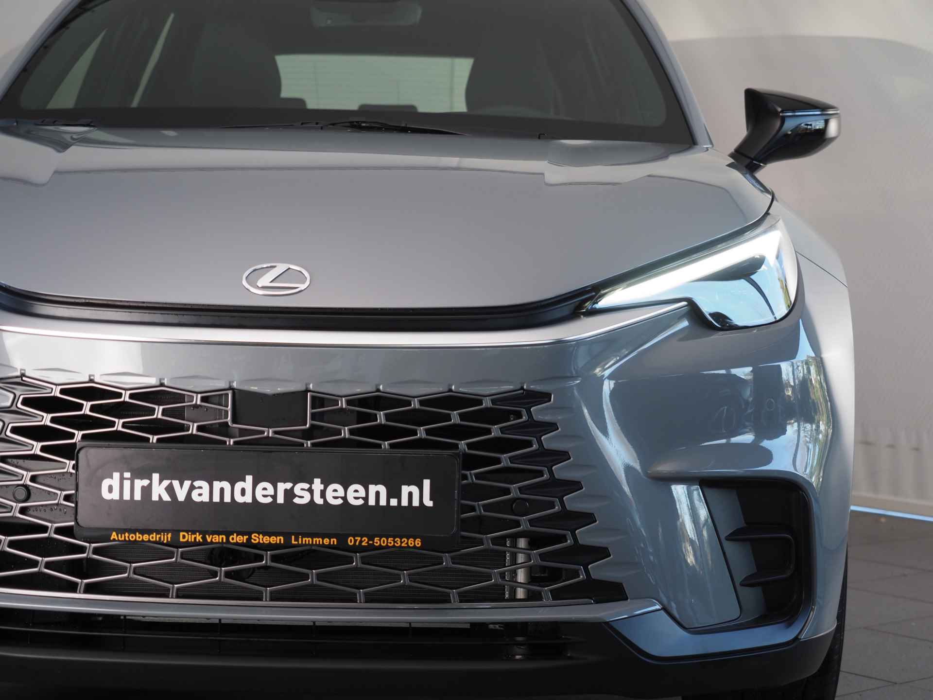 Lexus LBX 1.5 HEV Premium Edition 2WD | Dodehoekdetectie | Botsherkenning | Draadloze Telefoonlader | Stoelverwarming | Achteruitrijcamera | Apple CarPlay/ Android Auto | Navigatie | Parkeersensoren Voor- En Achter | - 7/34