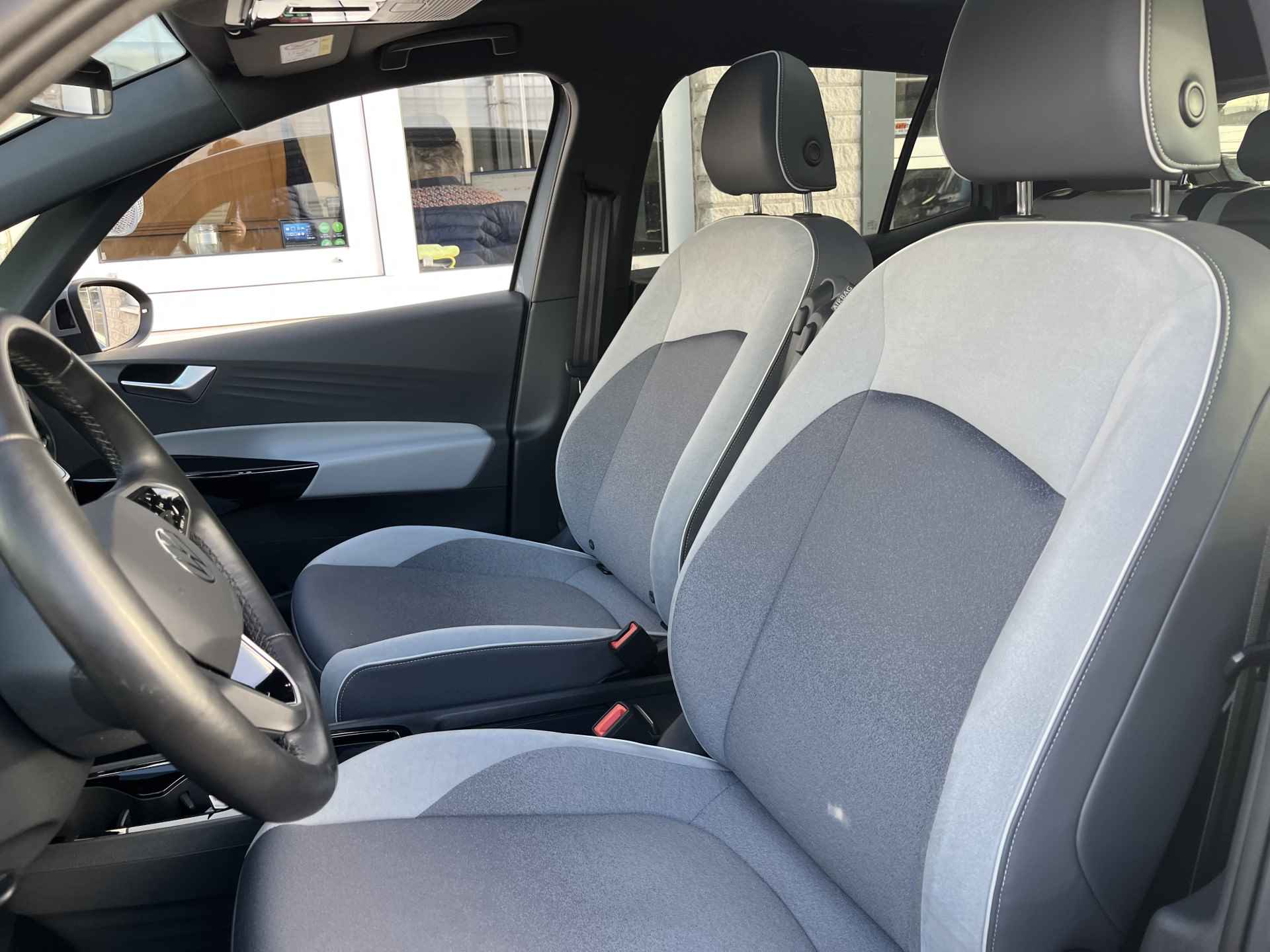 Volkswagen ID.3 First Plus 58 kWh / SUBSIDIE/ PANO/ CAMERA/ PARK. SENSOREN/ MATRIX/ DODE HOEK/ HEAD UP DISPLAY/ STOEL EN STUUR VERWARM./ KEYLESS/ ADAPT. CRUISE/ APP CONNECT/ NAVI/ CLIMA/ 19" LMV/ - 7/29